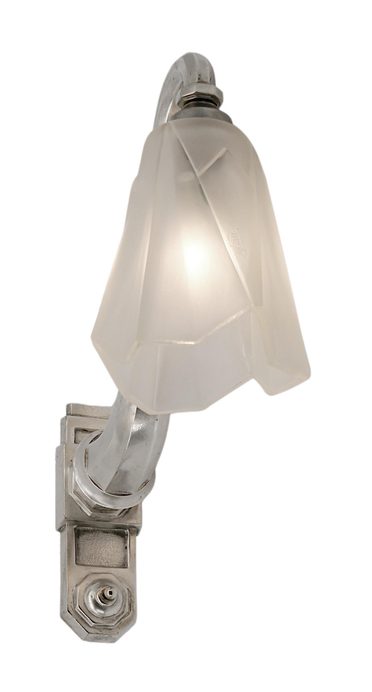 Degue French Art Deco Pair of Wall Sconces 1920 For Sale 2