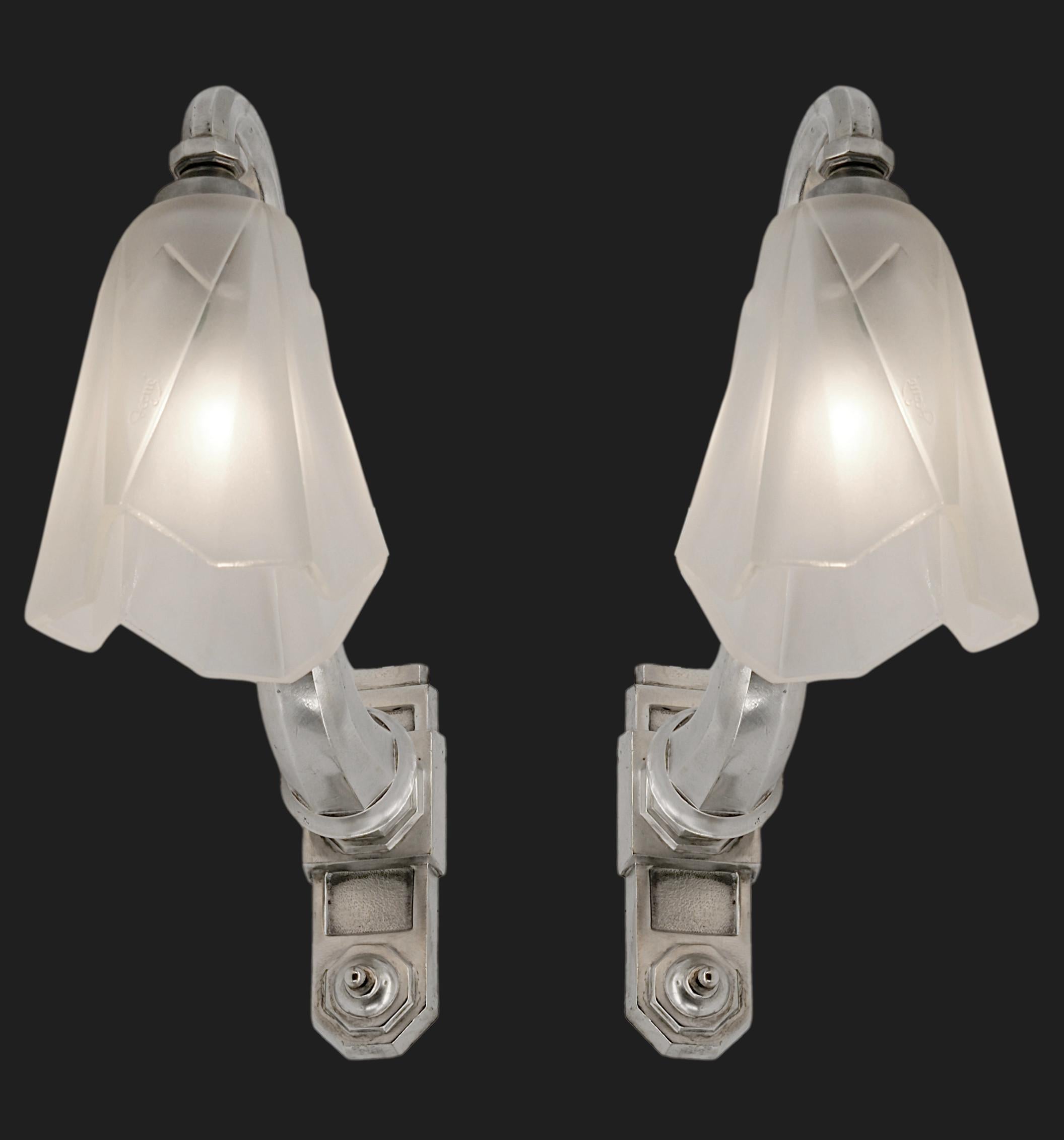 Degue French Art Deco Pair of Wall Sconces 1920 For Sale 3
