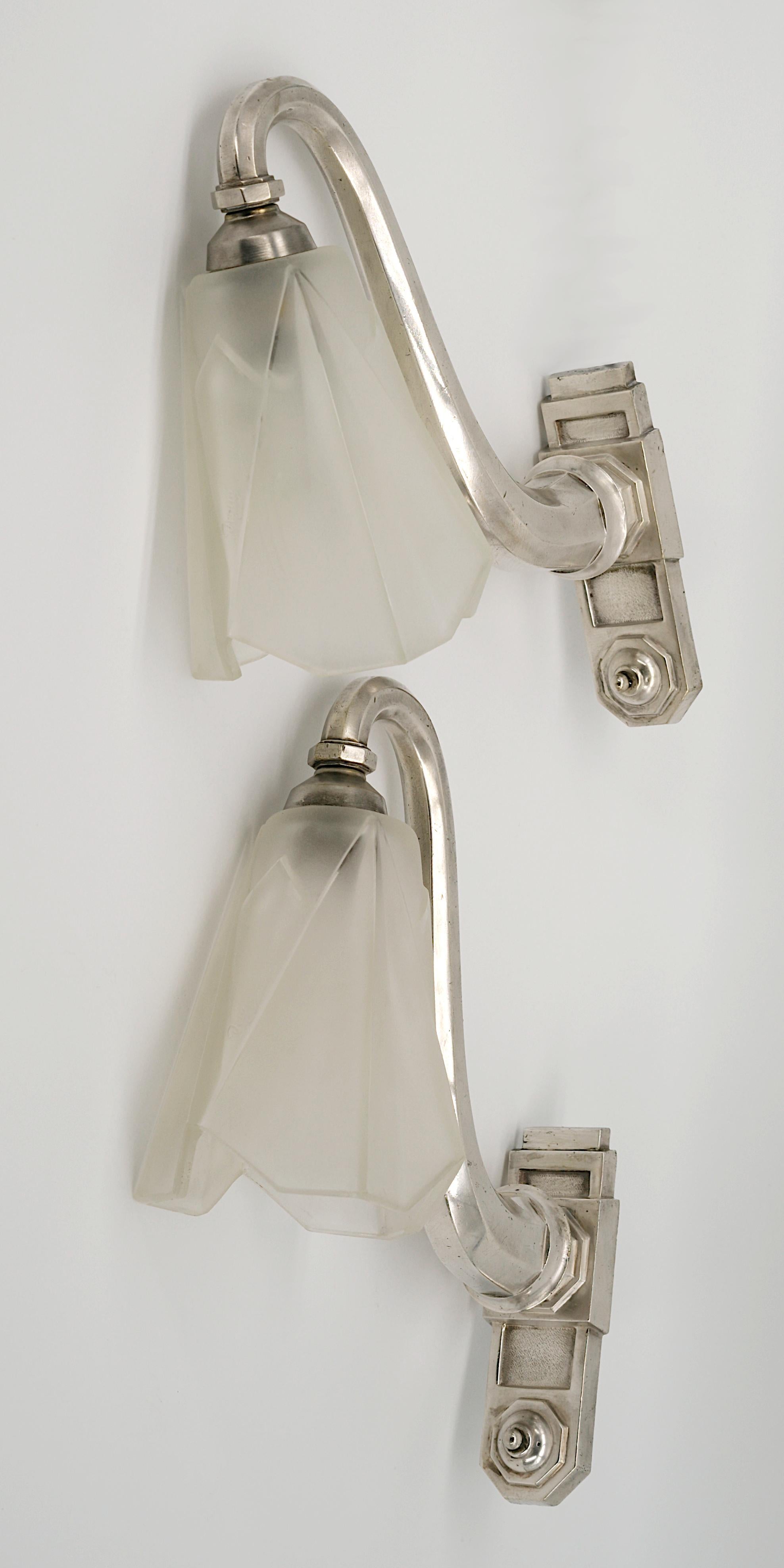 Degue French Art Deco Pair of Wall Sconces, circa 1930 In Good Condition For Sale In Saint-Amans-des-Cots, FR