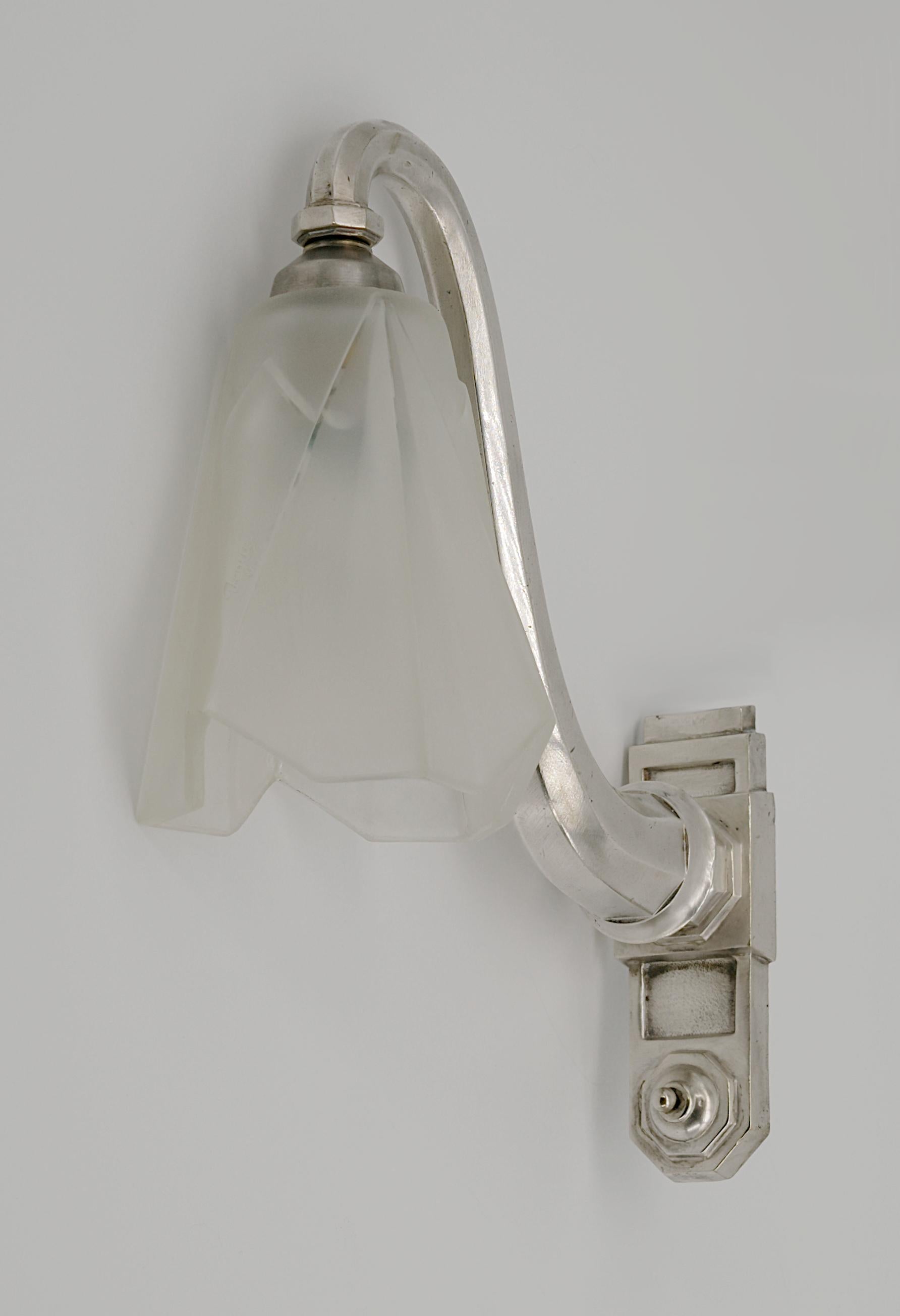 Degue French Art Deco Pair of Wall Sconces, circa 1930 For Sale 1