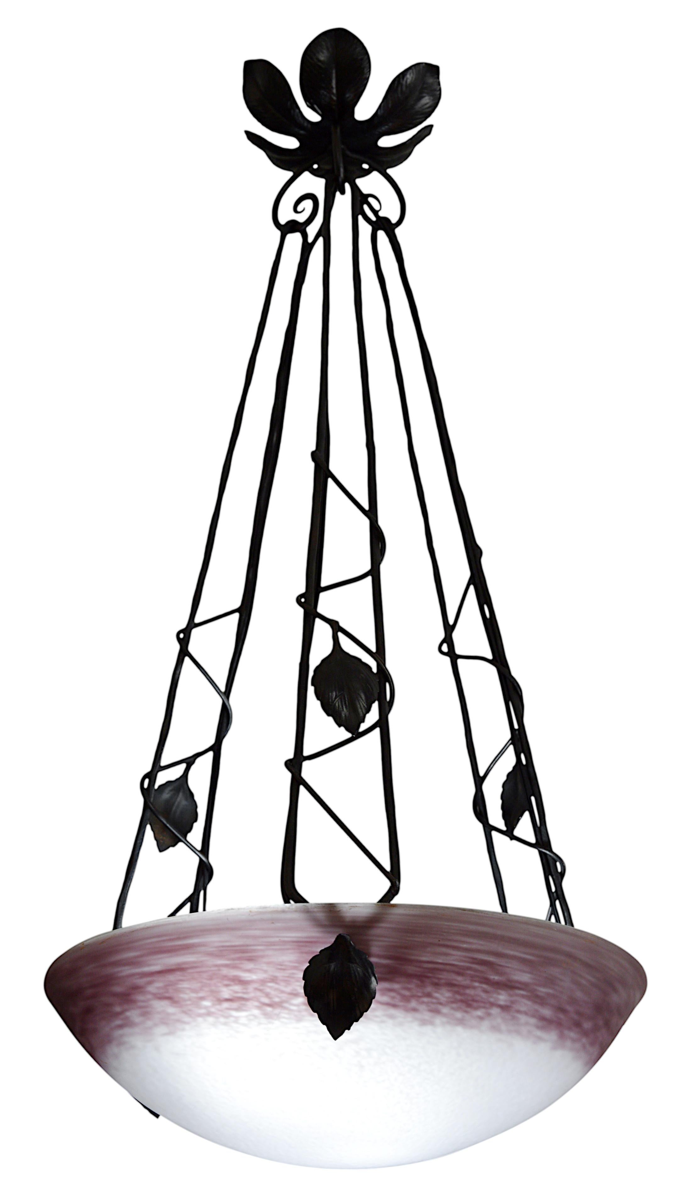 Lustre suspendu Art Déco par DEGUE (Compiègne), France, fin des années 1920. Abat-jour en verre tacheté. Couleurs : violet et blanc. Fixation en fer forgé. Hauteur : 65 cm (25,6