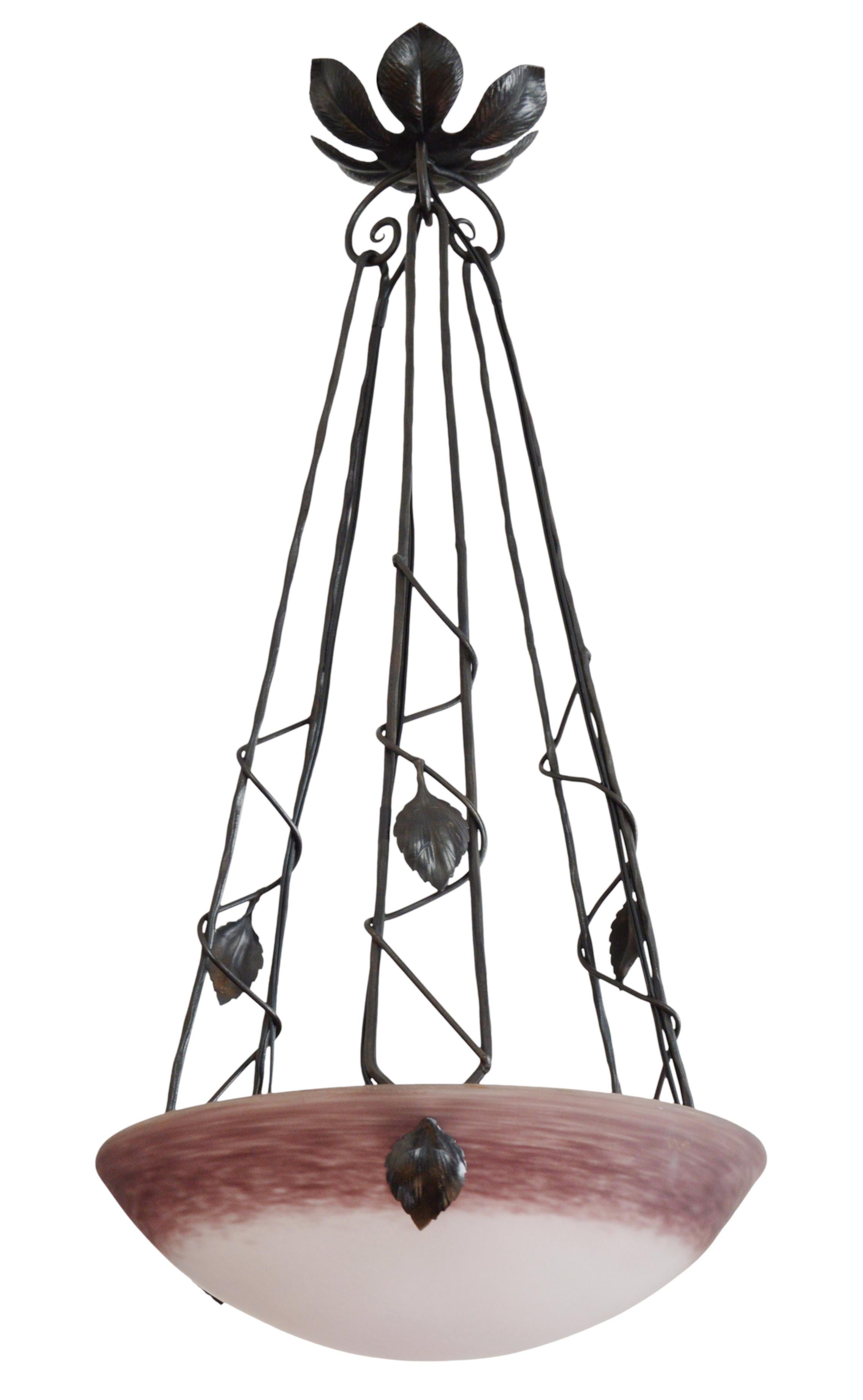French Art Deco pendant chandelier by DEGUE (Compiegne), France, 1920s. Mottled glass shade. Colors : purple and white. Wrought-iron fixture. Height: 25.6