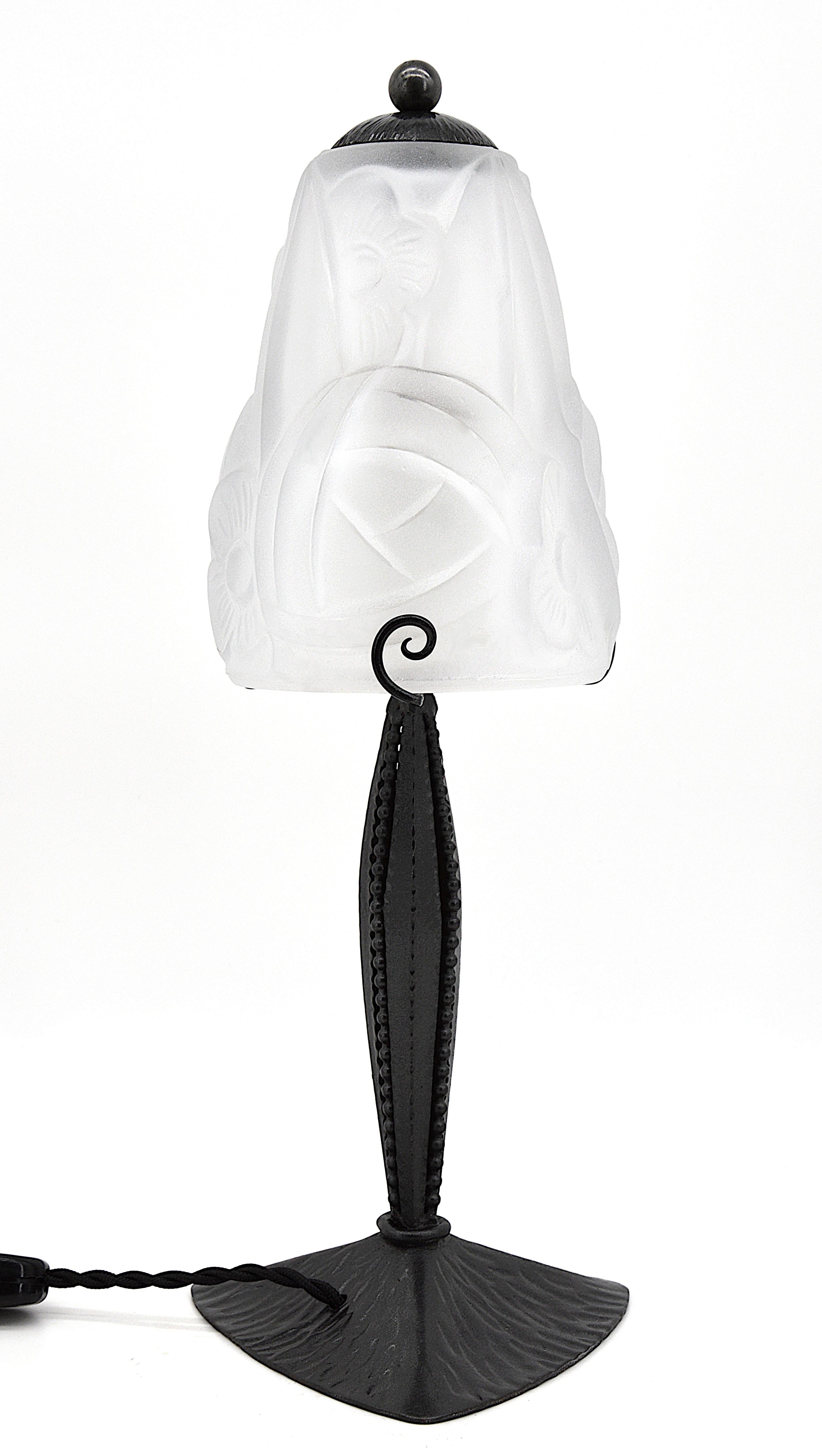 Elegante lámpara de mesa francesa Art Déco de Degué (Compiègne), Francia, años 20.
Esta refinada pieza presenta una gruesa pantalla de cristal moldeado que exhibe el marcado vocabulario geométrico característico de Degué, emparejada con su base