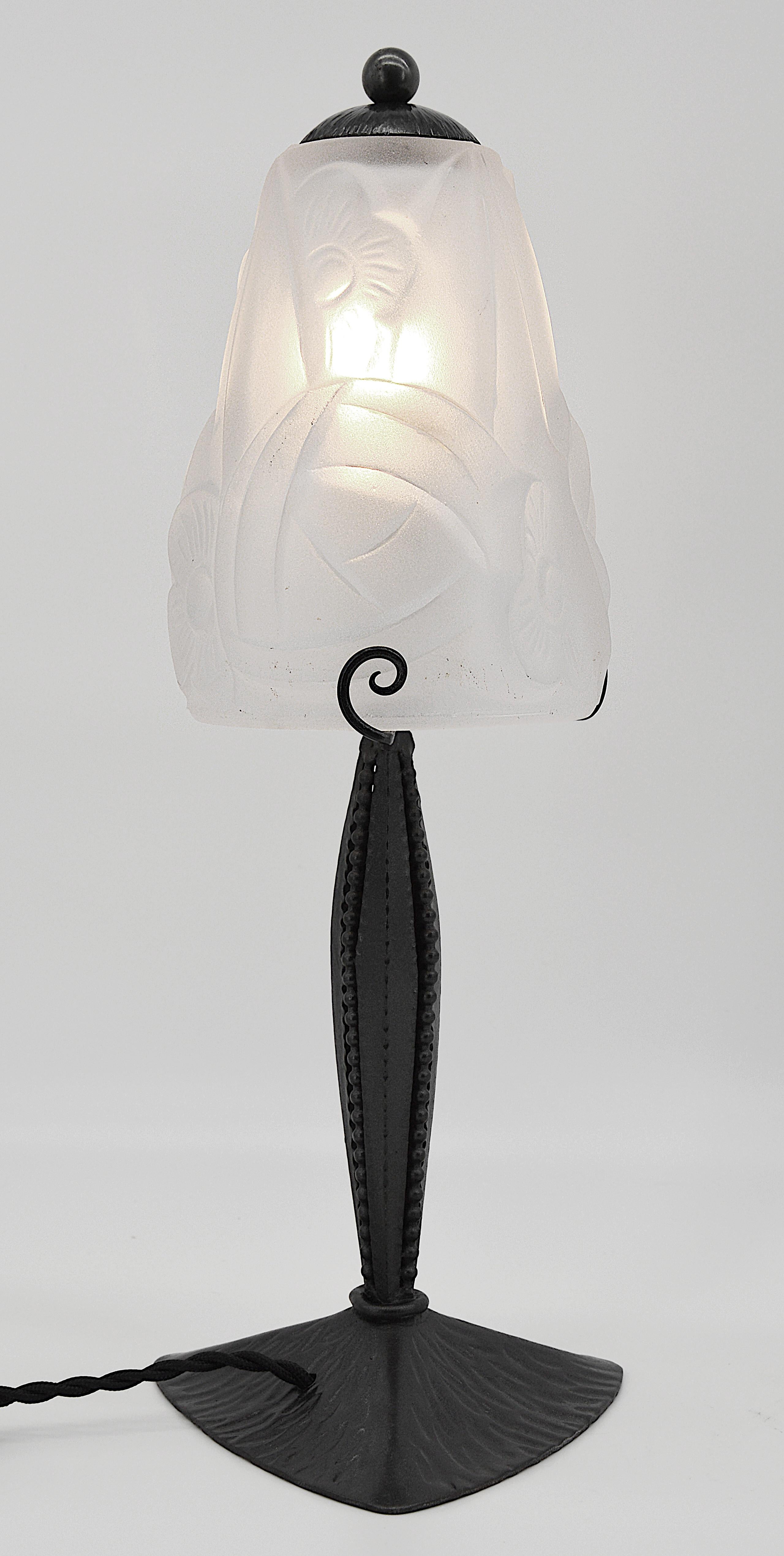 French Art Deco table lamp by Degue (Compiegne), France, late 1930s. Thick molded glass shade. Original wrought iron base. Measures: Height 14.2