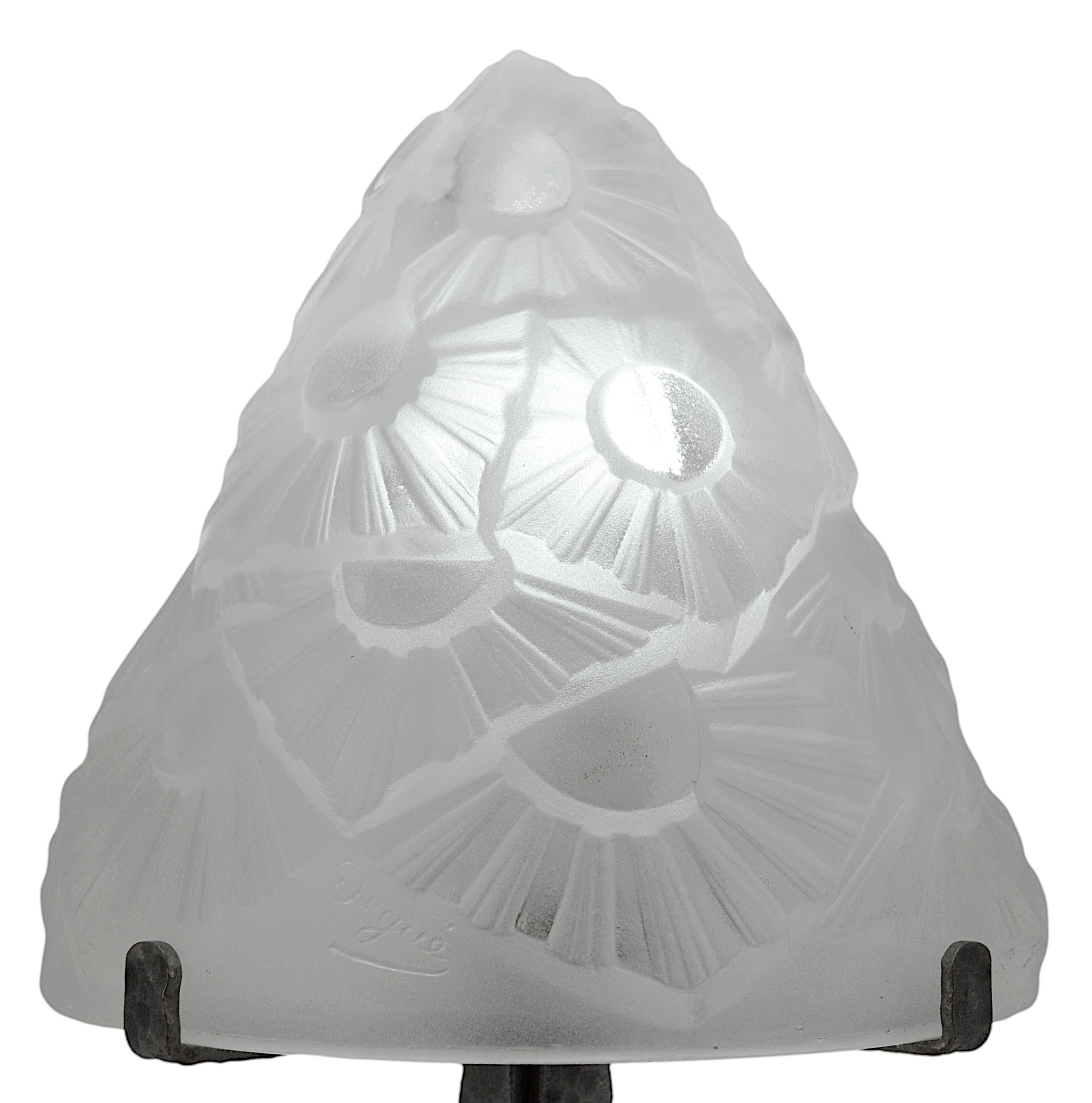 Französische Art-Déco-Tischlampe von Degué und Henri Fournet, Frankreich, 1920er Jahre.

Entwerfer: Degué (Compiègne) und Henri Fournet (Le Fer Forgé, Lyon)
MATERIALIEN: Geformtes Milchglas und Schmiedeeisen
Höhe: 40 cm (15,7 Zoll)
Durchmesser der