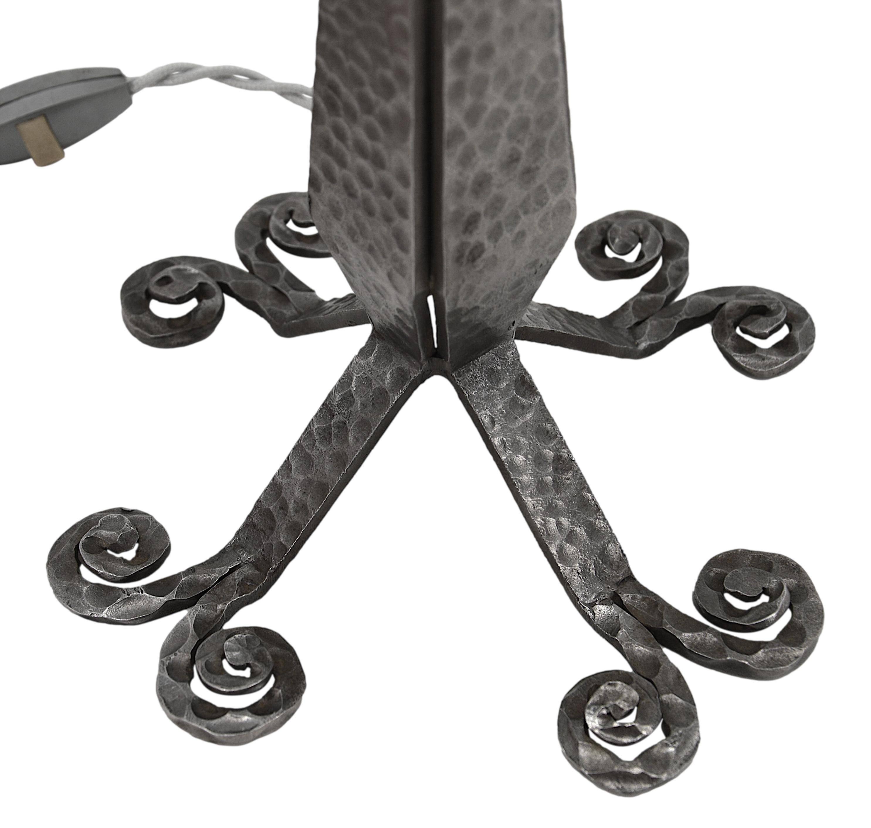 DEGUE & Henri FOURNET 'Le Fer Forgé' Französische Art Deco Tischlampe 1920 (Glas) im Angebot