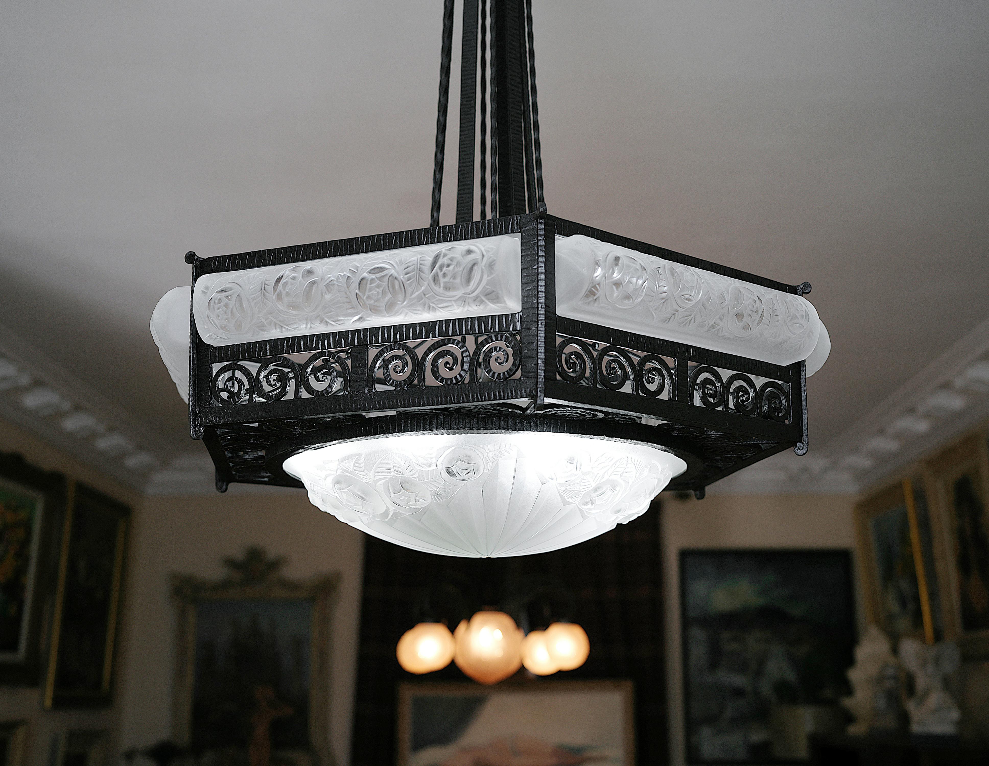 Glass Degue Large French Art Deco Chandelier, Late 1920s For Sale