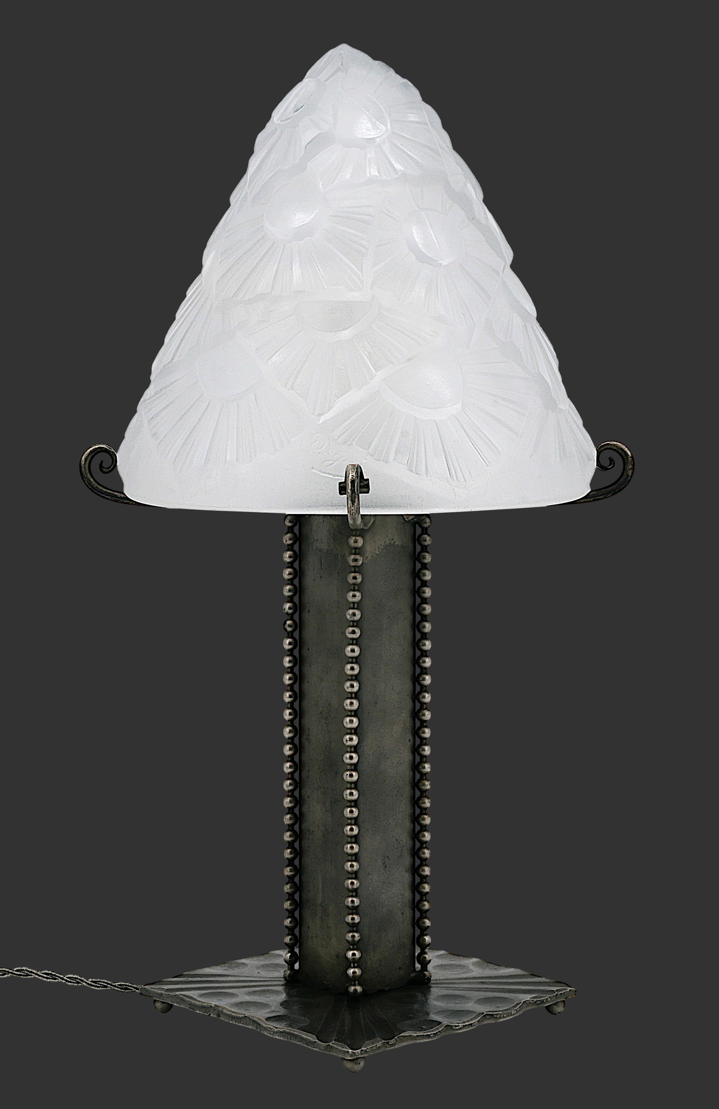 French Art Deco table lamp by DEGUE (Compiegne) and Marcel VASSEUR, 22 rue Mousset-Robert in Paris, France, l1920s. Thick Frosted molded glass shade by Degue on its superb wrought iron base by Marcel Vasseur. Height: 14.2