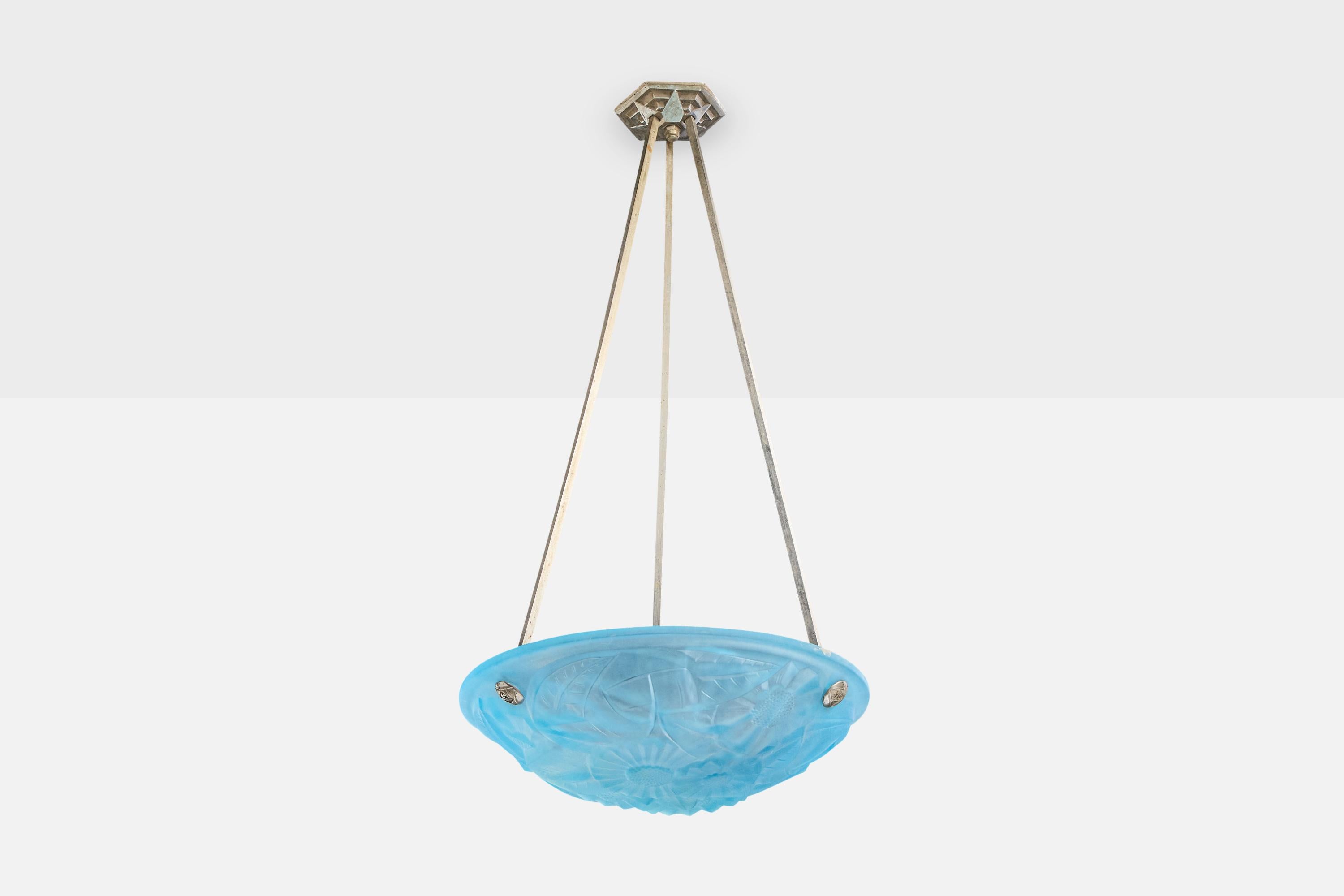 Lámpara colgante de cristal azul y metal fabricada por Degué, Francia, c. 1930.

Los tallos metálicos presentes presentan una ligera oxidación.

Dimensiones totales (pulgadas): 27,0 