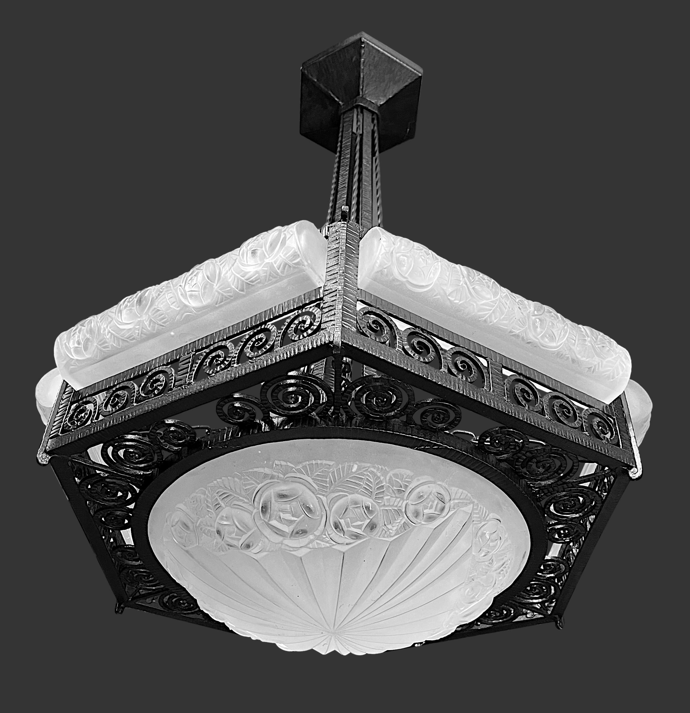 Rare French Art Deco Chandelier by DEGUE, Compiegne, France, 1920s – White Frosted Glass with Floral Pattern

This exceptional and rare French Art Deco chandelier, created by the renowned DEGUE studio in Compiegne, France, dates back to the 1920s.