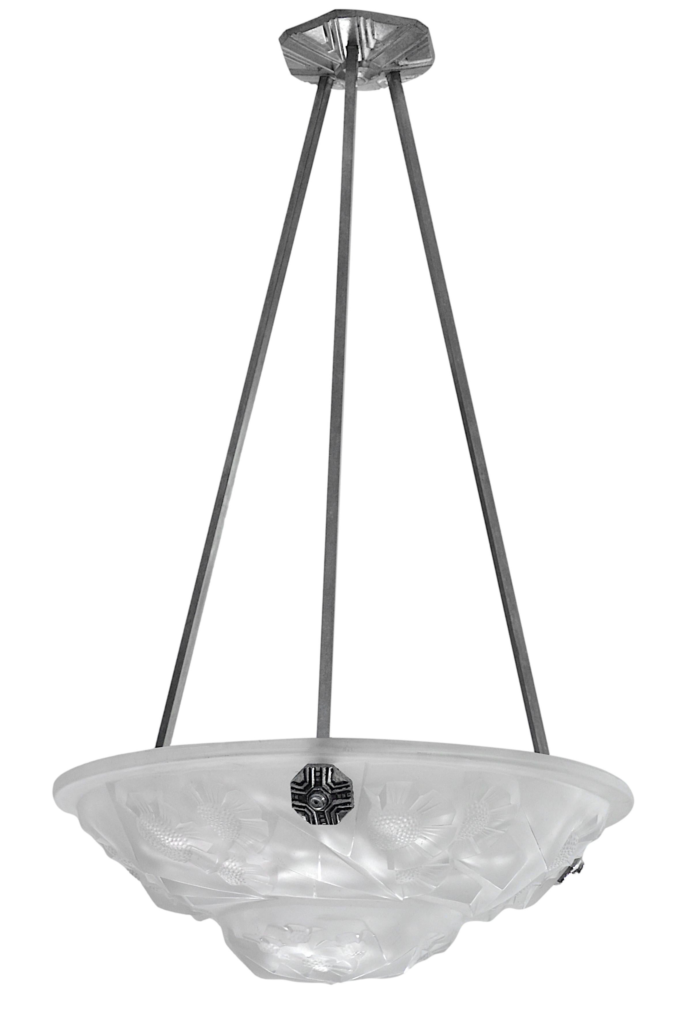 Large French Art Deco pendant chandelier by DEGUE (Compiegne) for Francis HUBENS, 68 rue des Archives, Paris, France, ca. 1930. White thick frosted glass shade with an Art Deco stylized floral pattern. Bronze frame. Measures: height: 27.2