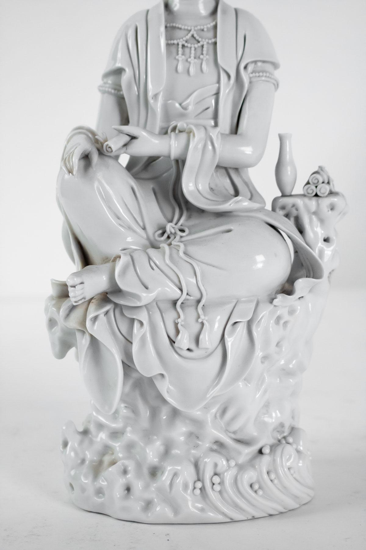 Dehua Porcelain Buddhist Deity, Chinese White, 19th Century, Asia, Quanine In Good Condition In Saint-Ouen, FR