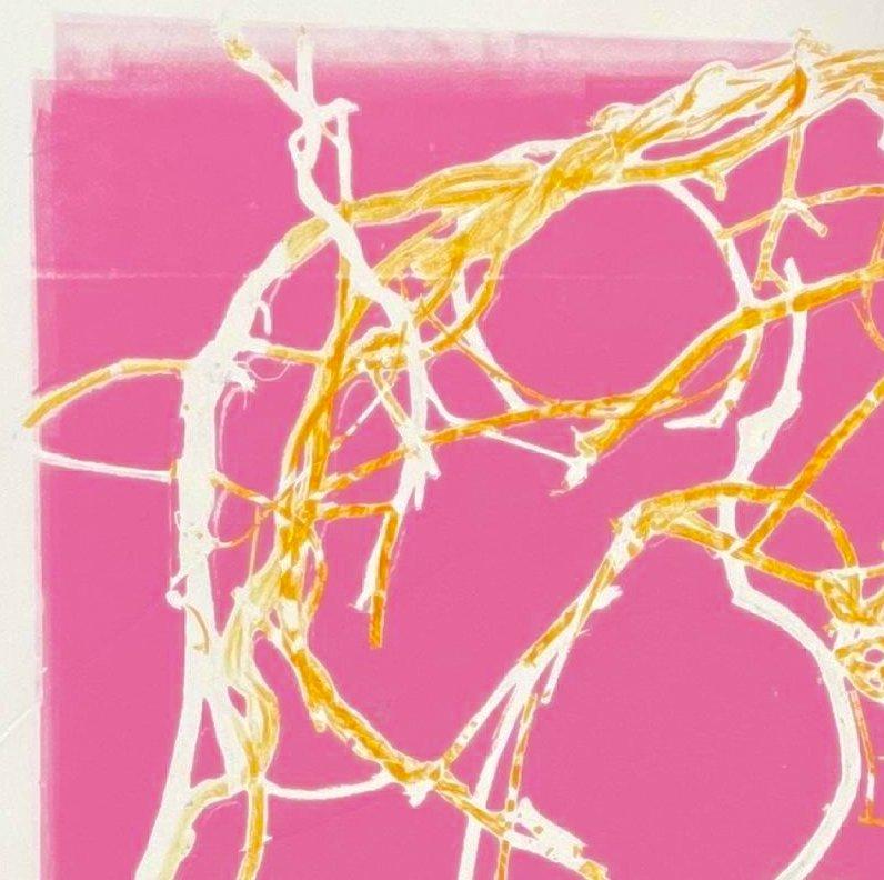 Spin: einzigartiger Monodruck eines abstrakten Vogelhauses mit rosa, orangefarbener und weißer Linie (Abstrakt), Painting, von Deirdre Murphy