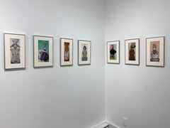 Goldene Federn, Mixed-Media-Porträt einer Frau, die Instrument spielt, grün