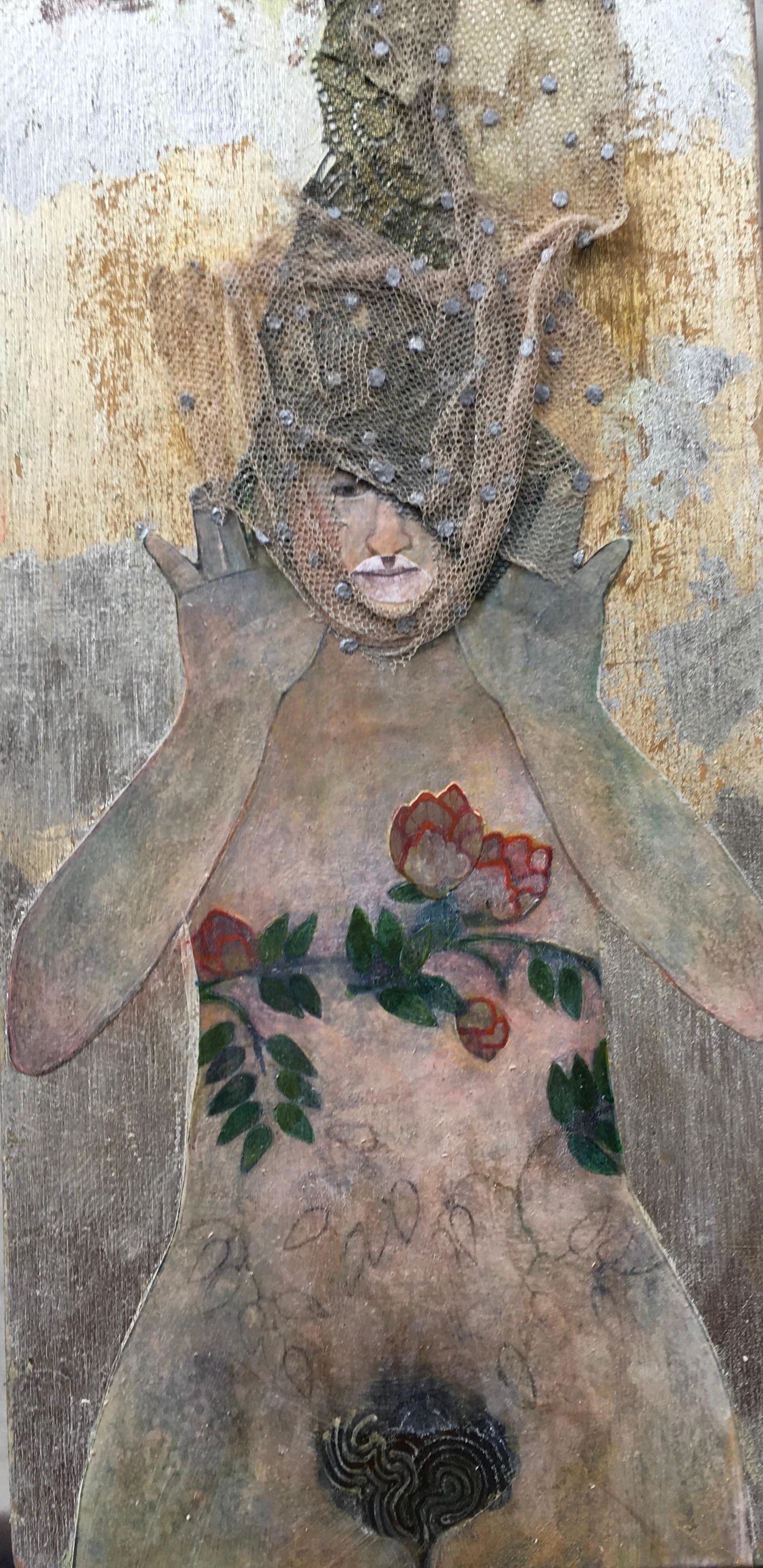 Deirdre O'Connell Figurative Painting – Silberne Eva, Mischtechnik-Porträt einer Frau mit Blumen, neutrale Farben