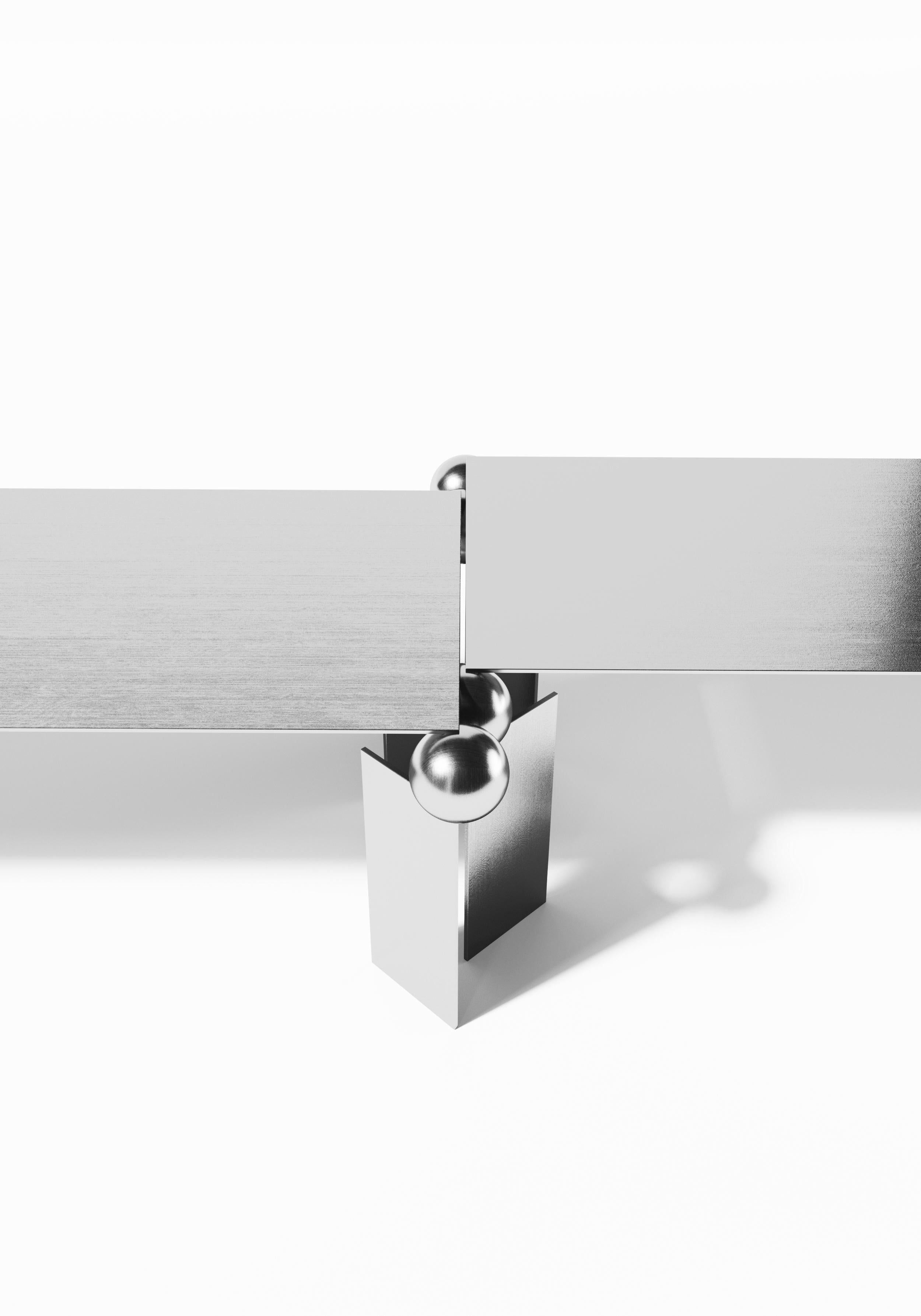 Fait main Table basse Deitada • Fabriqué à la main en acier inoxydable • par Pedro Paulo Venzon en vente