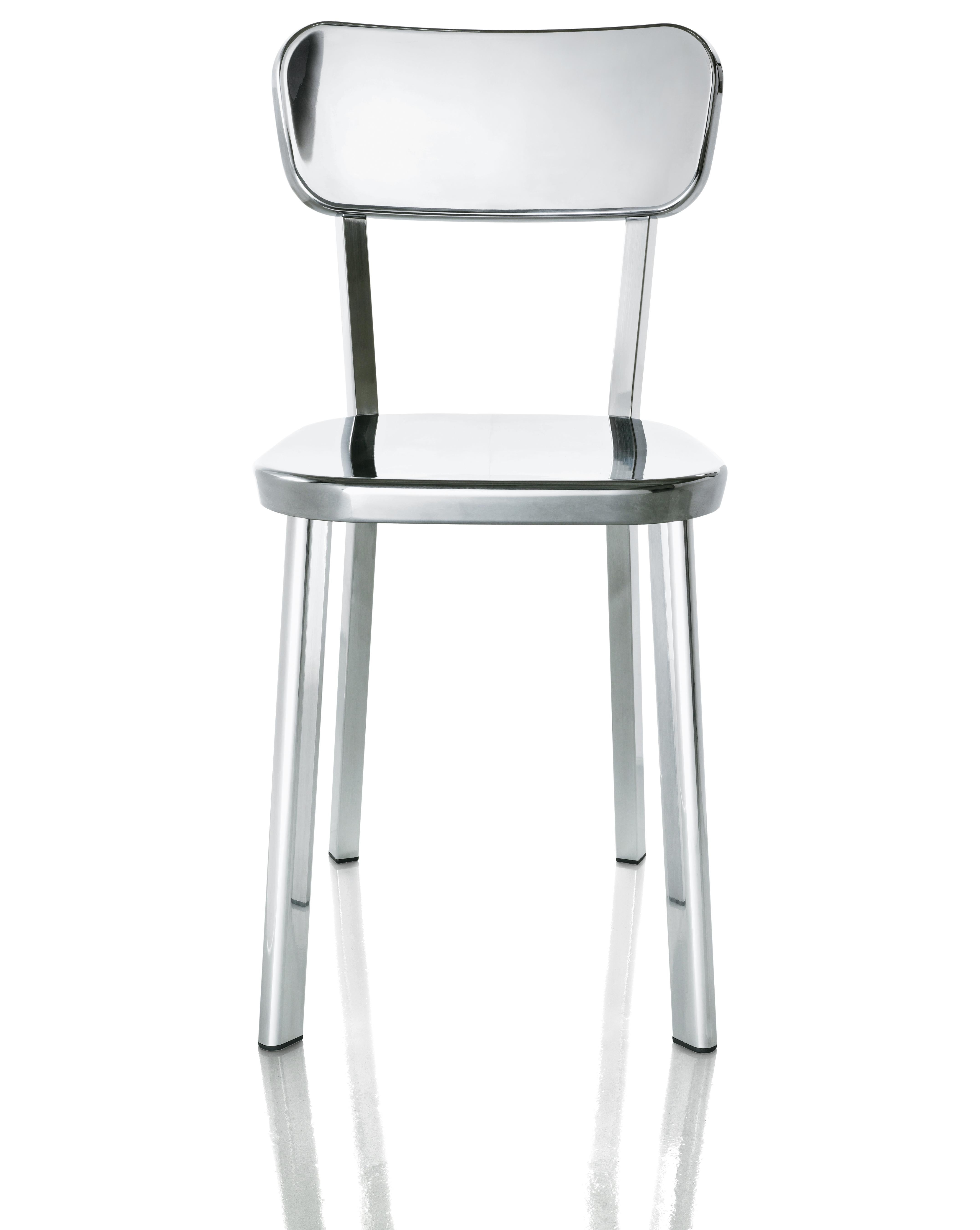 Déjà-vu: a simple, highly iconic stool with seat in die-cast aluminium and legs
in extruded aluminium, available both in polished and painted version (the latter suitable for outdoor use).
An object with a minimalist look which fits perfectly into
