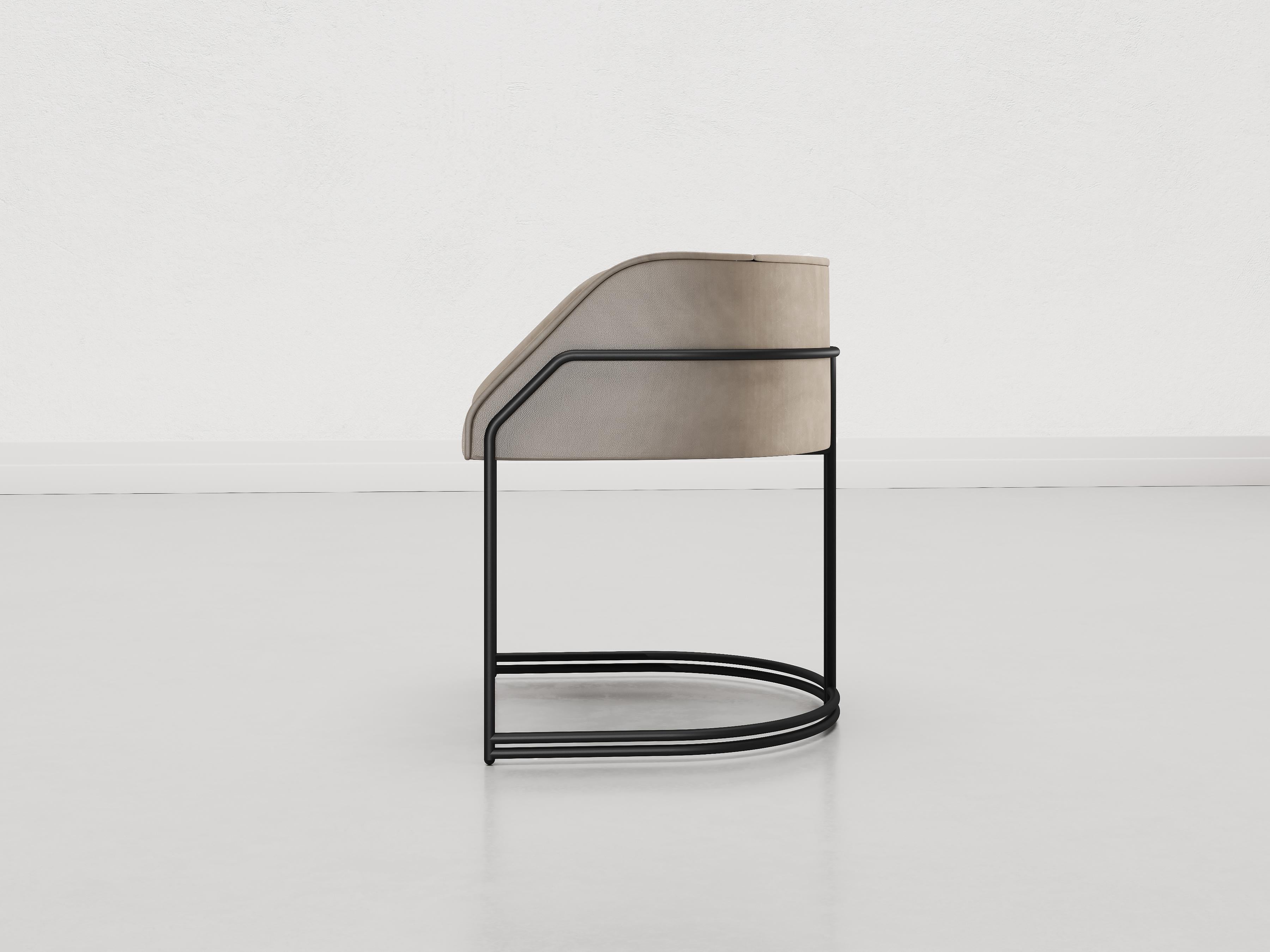 Italian Déjà Vu Chair in beige aniline leather and Black Matte Metal For Sale