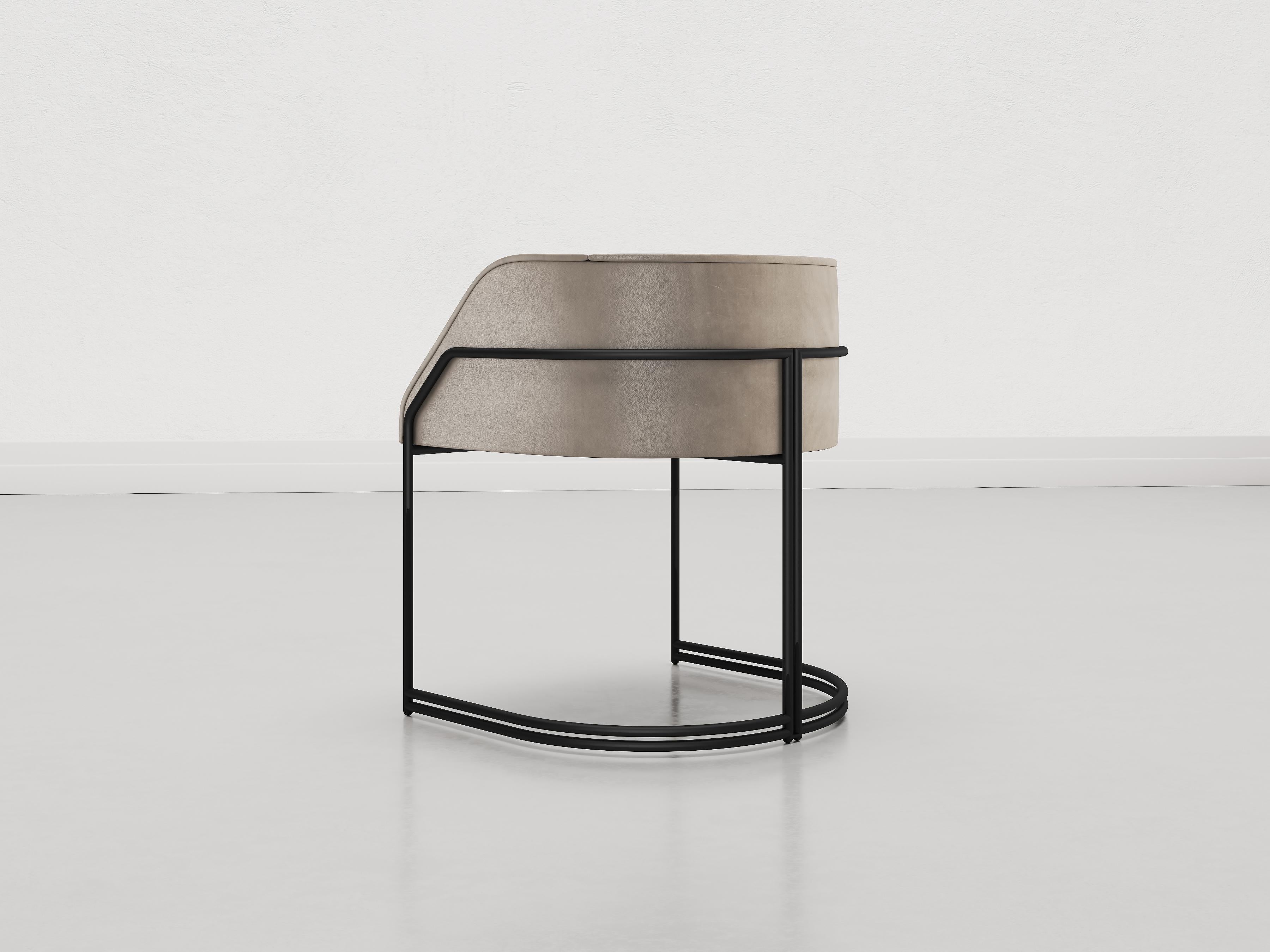 Galvanized Déjà Vu Chair in beige aniline leather and Black Matte Metal For Sale