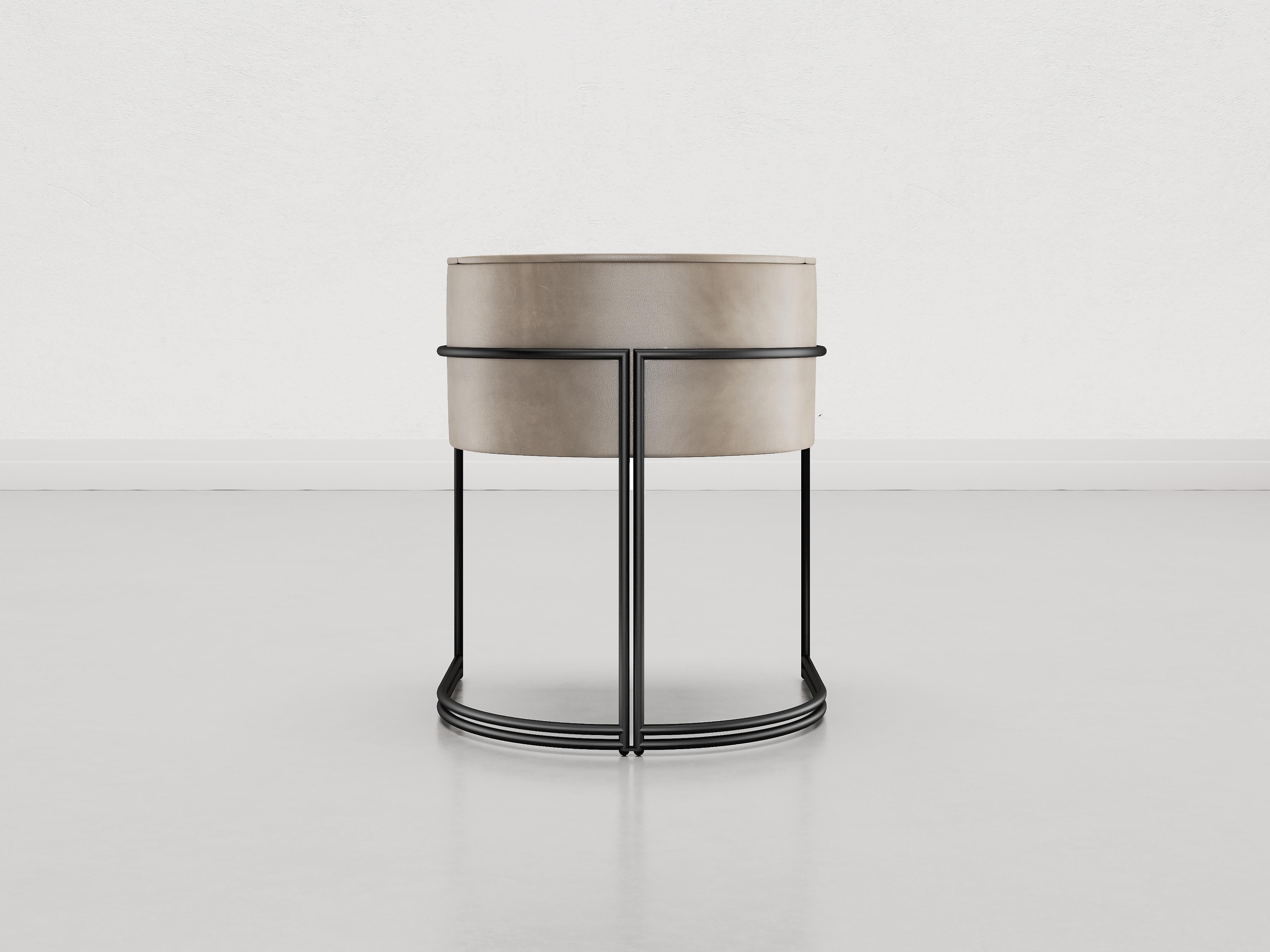Déjà Vu Chair in beige aniline leather and Black Matte Metal In New Condition For Sale In Milano, IT