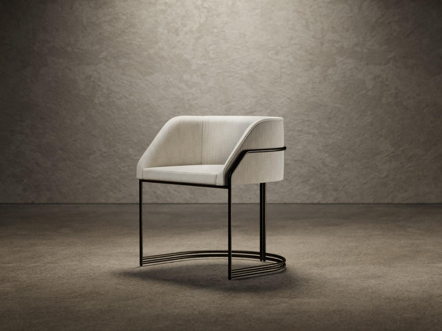 Déjà Vu Stuhl aus weißem Natté-Stoff und schwarzem, mattem Metall (Moderne) im Angebot