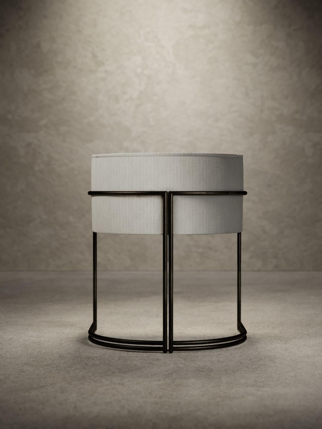 Déjà Vu Stuhl aus weißem Natté-Stoff und schwarzem, mattem Metall (Italienisch) im Angebot