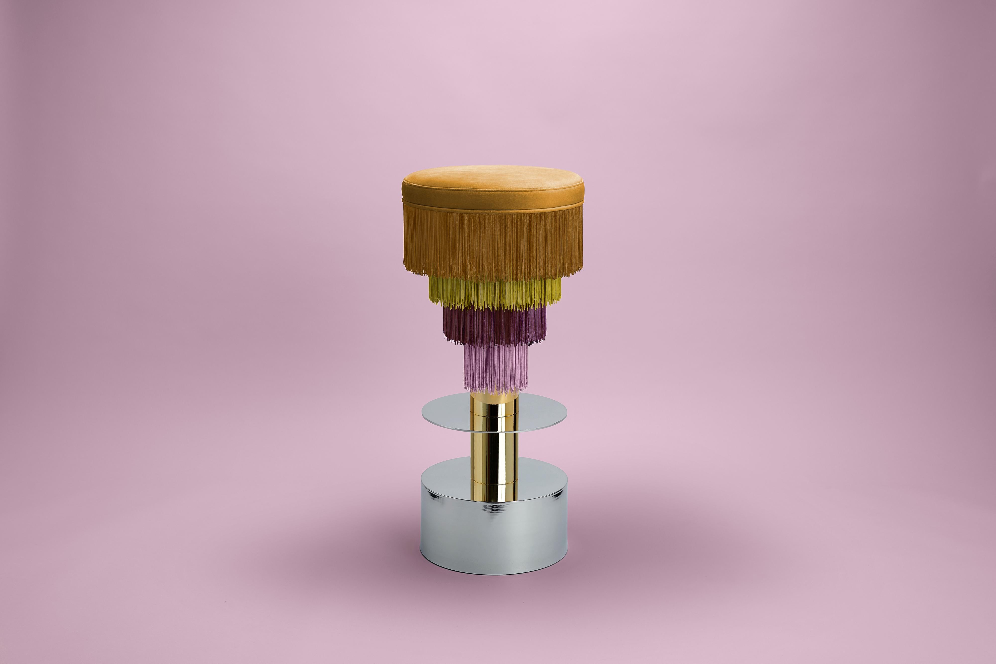 Deja Vu stool

Design by Masquespacio for Houtique

Seat made of particleboard with fire retardant 35 kg Tead rubber

Circular base and metallic footrest covered in chrome

24-karat gold-plated metal center tube

Dimensions: 35 cm x 75 cm
