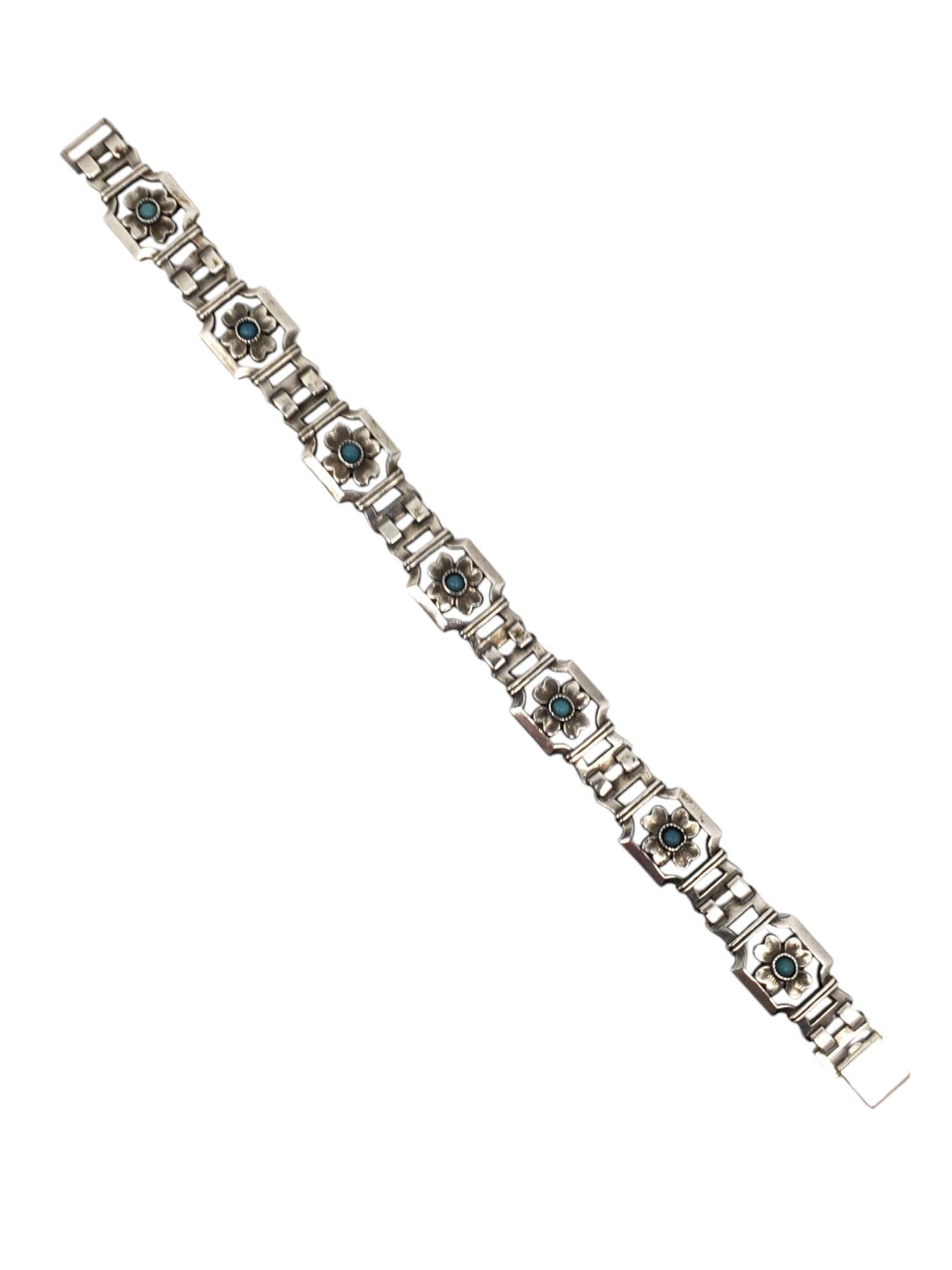 Bracciale in argento sterling con turchese - Deknatel

Questo braccialetto vintage presenta pannelli collegati con un motivo floreale incentrato su pietre turchesi in argento sterling di Deknatel.

Dimensioni: Circa 7