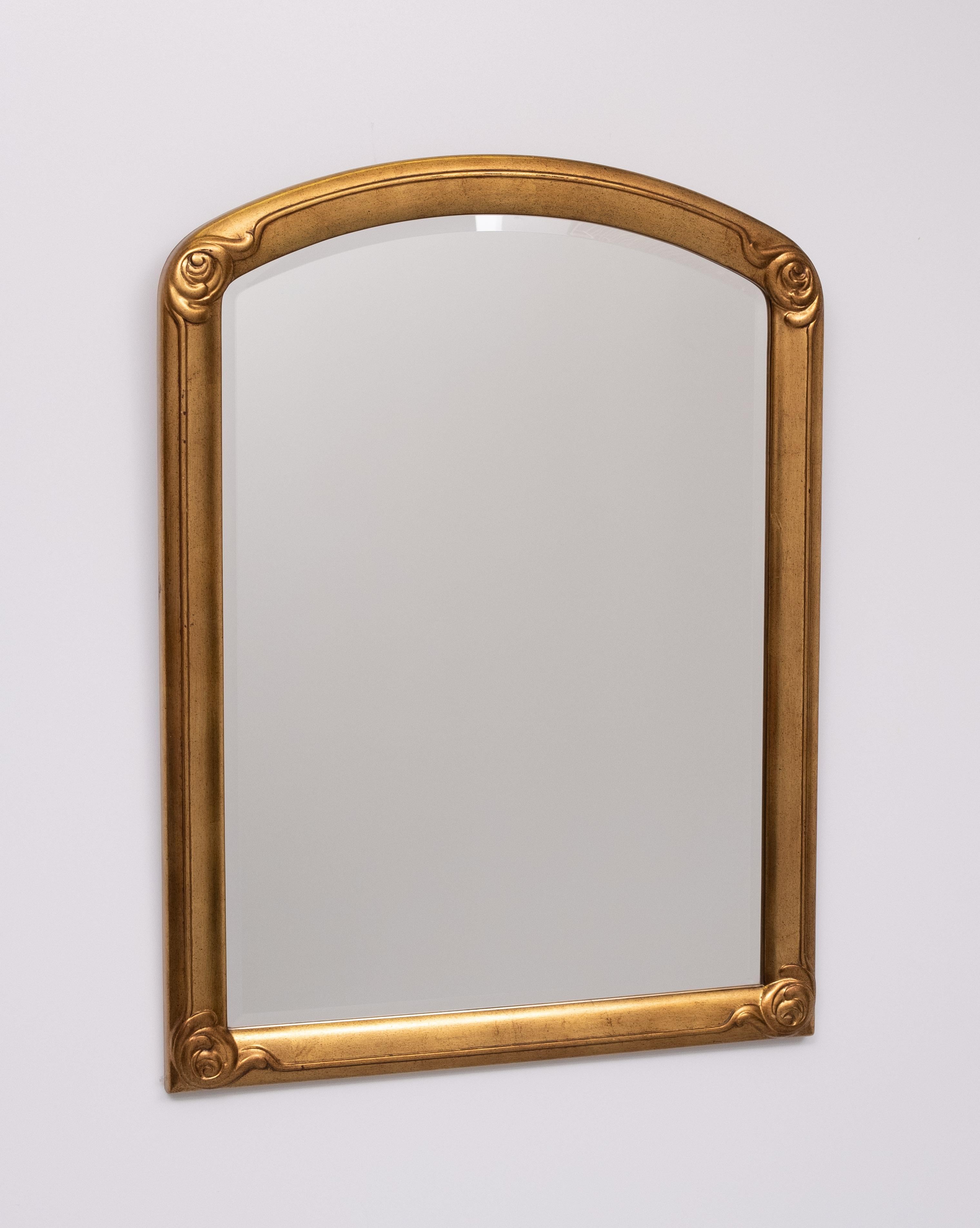 Sehr schöne Art Deco Stil Wand Spiegel . Hölzerne Gold Farbe Rahmen .
kommt mit einem abgeschrägten Spiegel. Spiegel von guter Qualität. 
Hergestellt und signiert von Deknudt  Belgien . 1970s 
