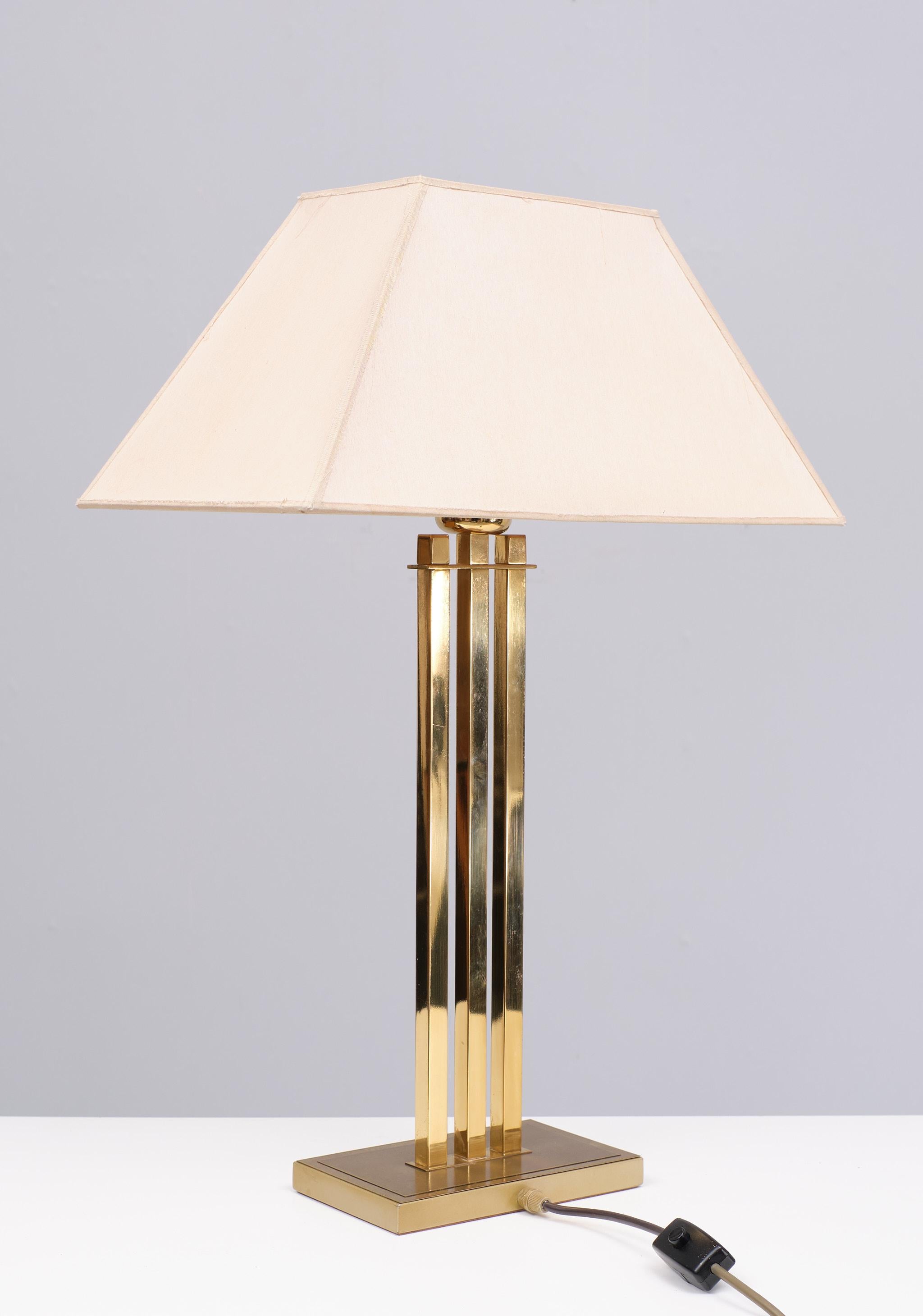 Très belle lampe de table Willy Rizzo pour Deknudt ,Laiton . Belgique 1970 . un  grande ampoule E27 nécessaire
j'ai aussi le lampadaire avec le même design et le même abat-jour .  signé . 