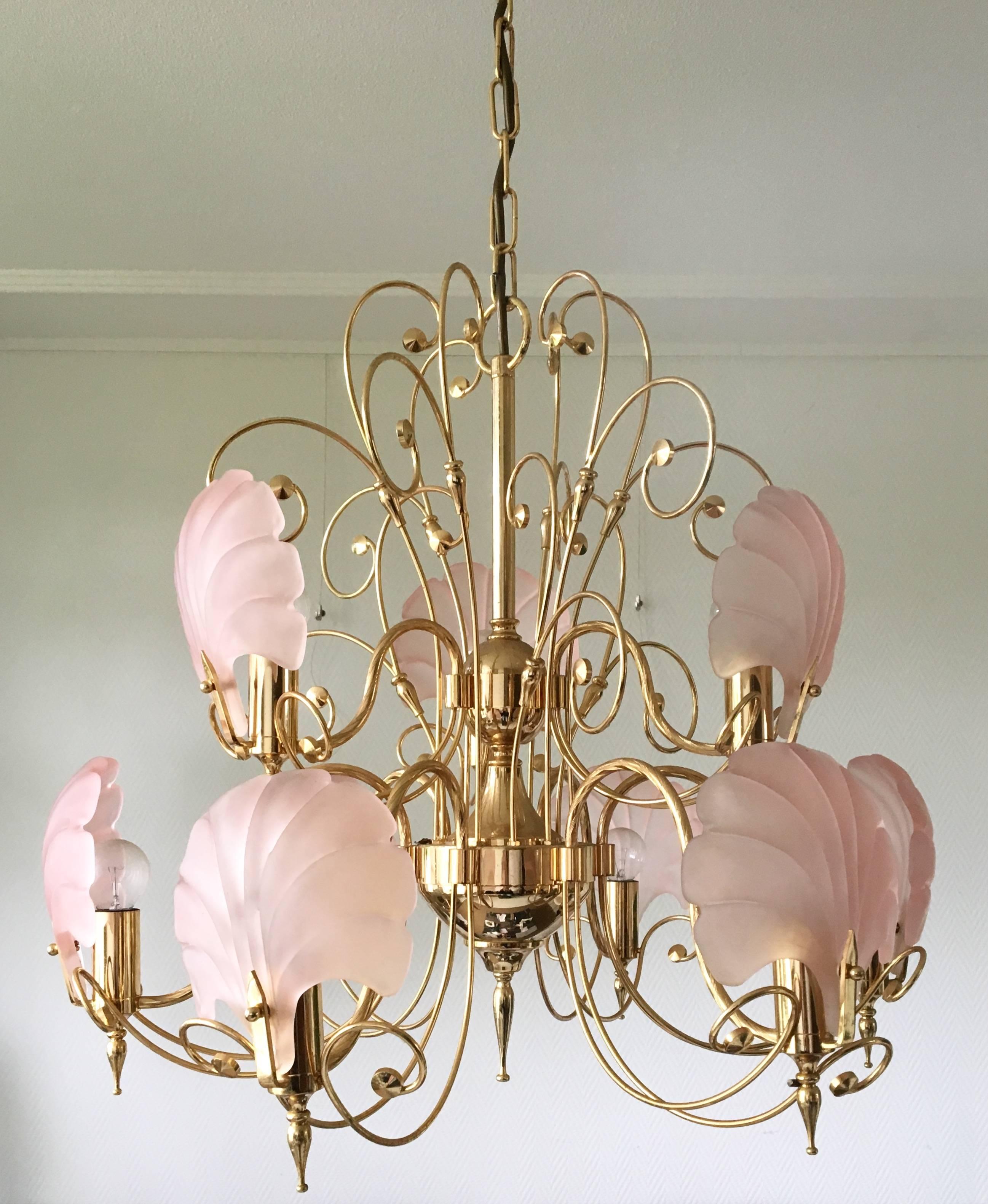 Ce magnifique lustre belge de grande taille comporte une base en métal de couleur or (probablement du laiton) et neuf coquilles en verre dépoli. Il reste en très bon état:: avec quelques signes d'âge et d'utilisation (voir : images). Deux des
