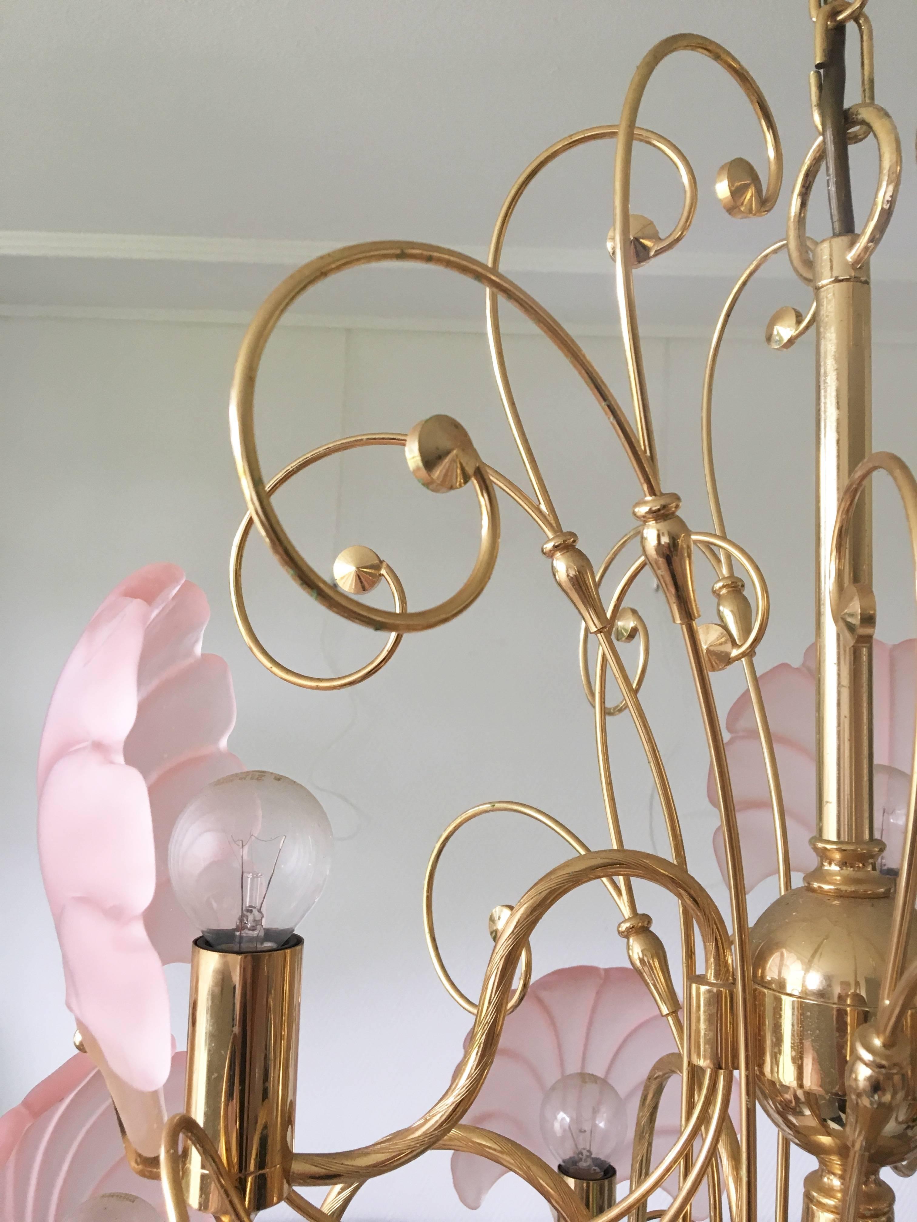 20ième siècle Deknudt Chique Vintage Pink and Gold Frosted Glass Shell Chandelier:: circa 1970