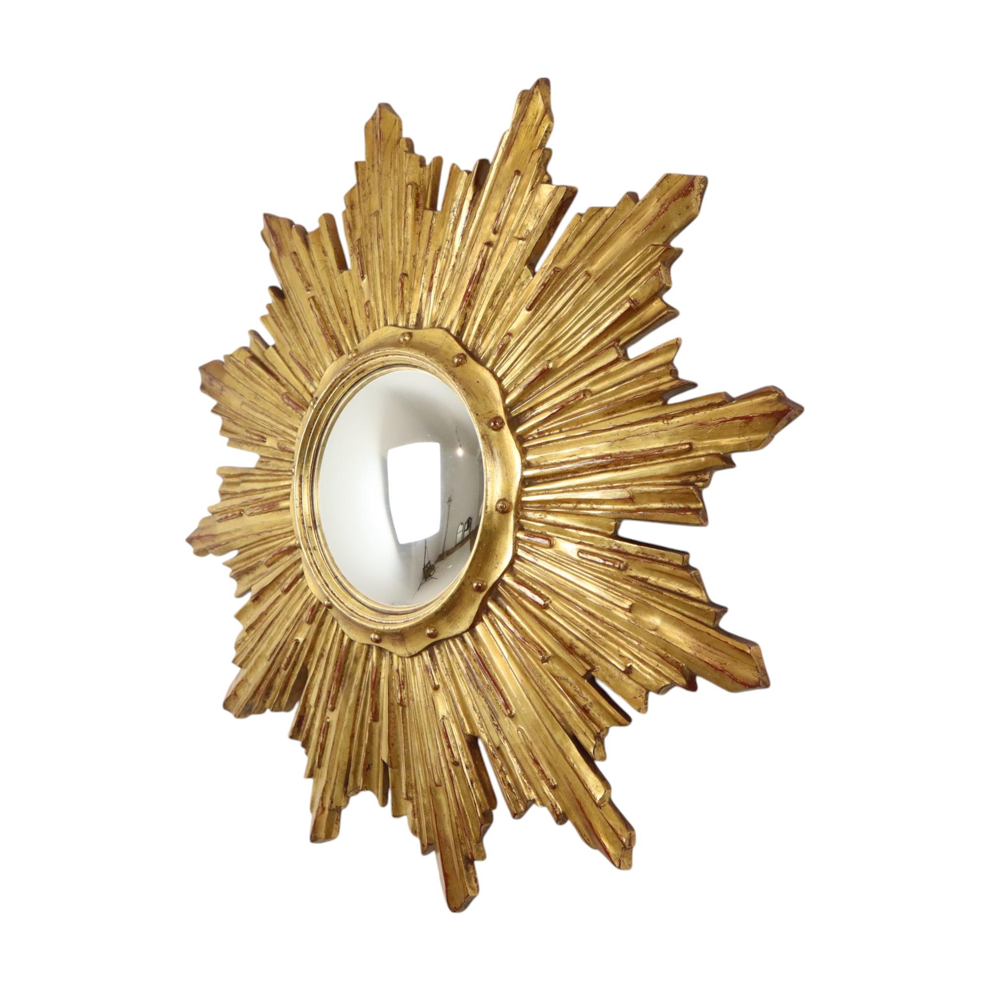 Espejo solar de madera muy raro, espejo solar de gran formato con cristal de espejo convexo, el espejo es de madera dorada con pan de oro, de Deknudt, años 50-60, Bélgica.

La casa belga Deknudt, especializada en espejos y fundada en 1946, es