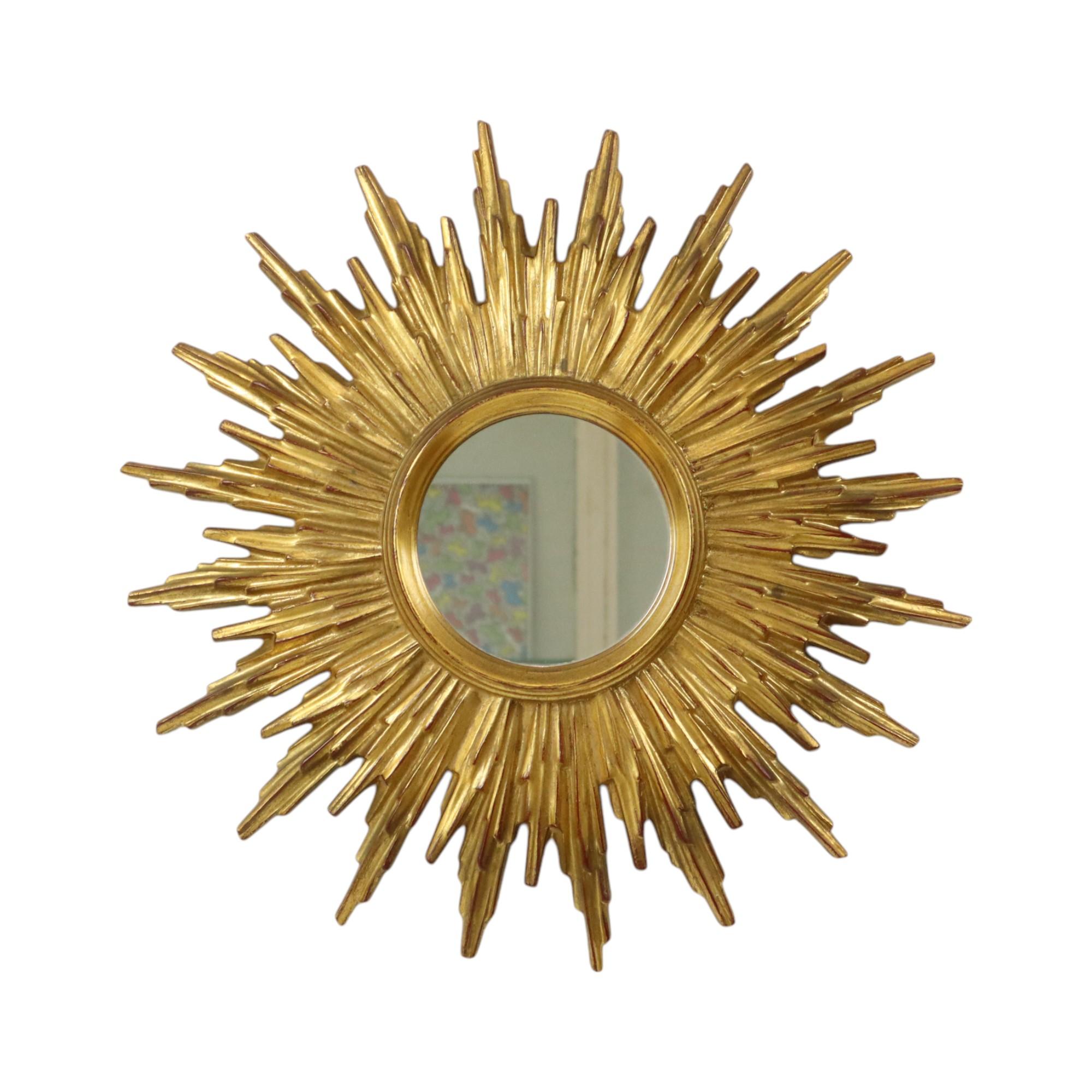 Magnifique miroir solaire vintage, miroir en forme de soleil en résine plaquée or ou en résine, avec un miroir plat, objet design de haute qualité par Deknudt, Belgique, années 1960.

La maison belge Deknudt, spécialisée dans les miroirs et fondée