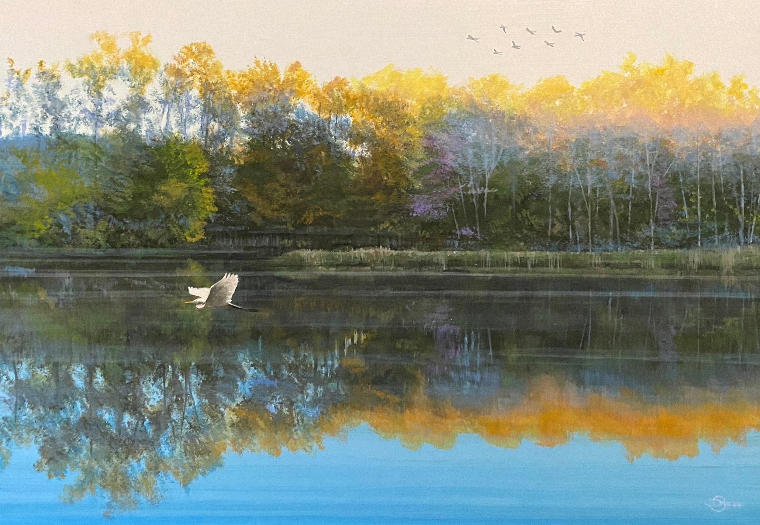 Cette œuvre, "Passages d'automne", est une peinture acrylique sur panneau 11x16 de l'artiste Del Bourree Bach représentant une vue sur un plan d'eau solitaire. Les arbres d'automne se mettent en scène en jetant des reflets dorés dans les marécages