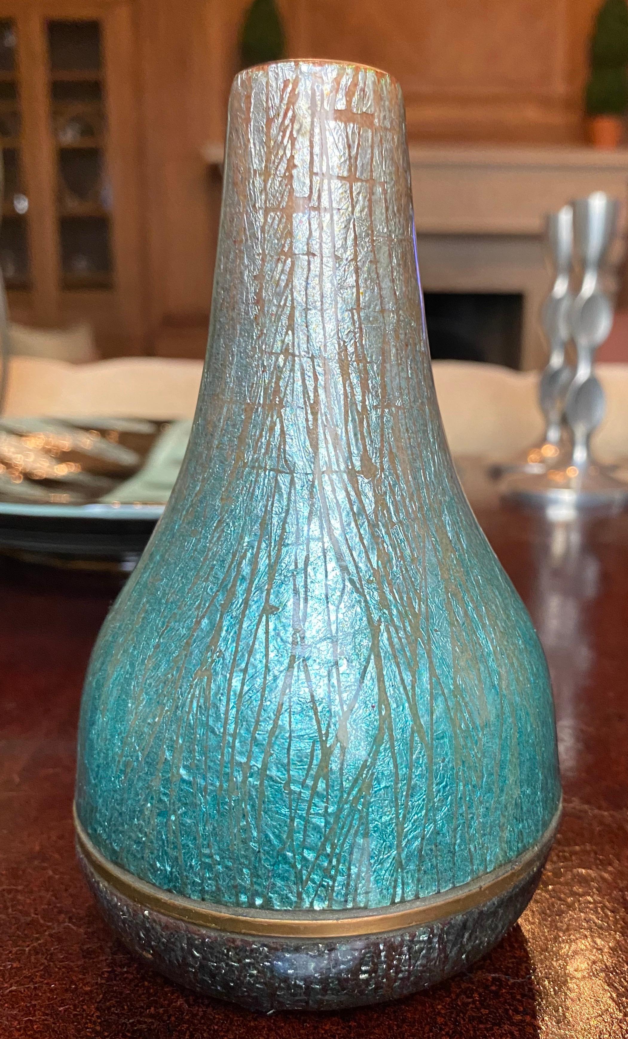 Eine seltene italienische Vase aus den 1960er Jahren mit türkisblauer und weißer Emaille und Bronze von Studio Del Campo. Unterschrieben.