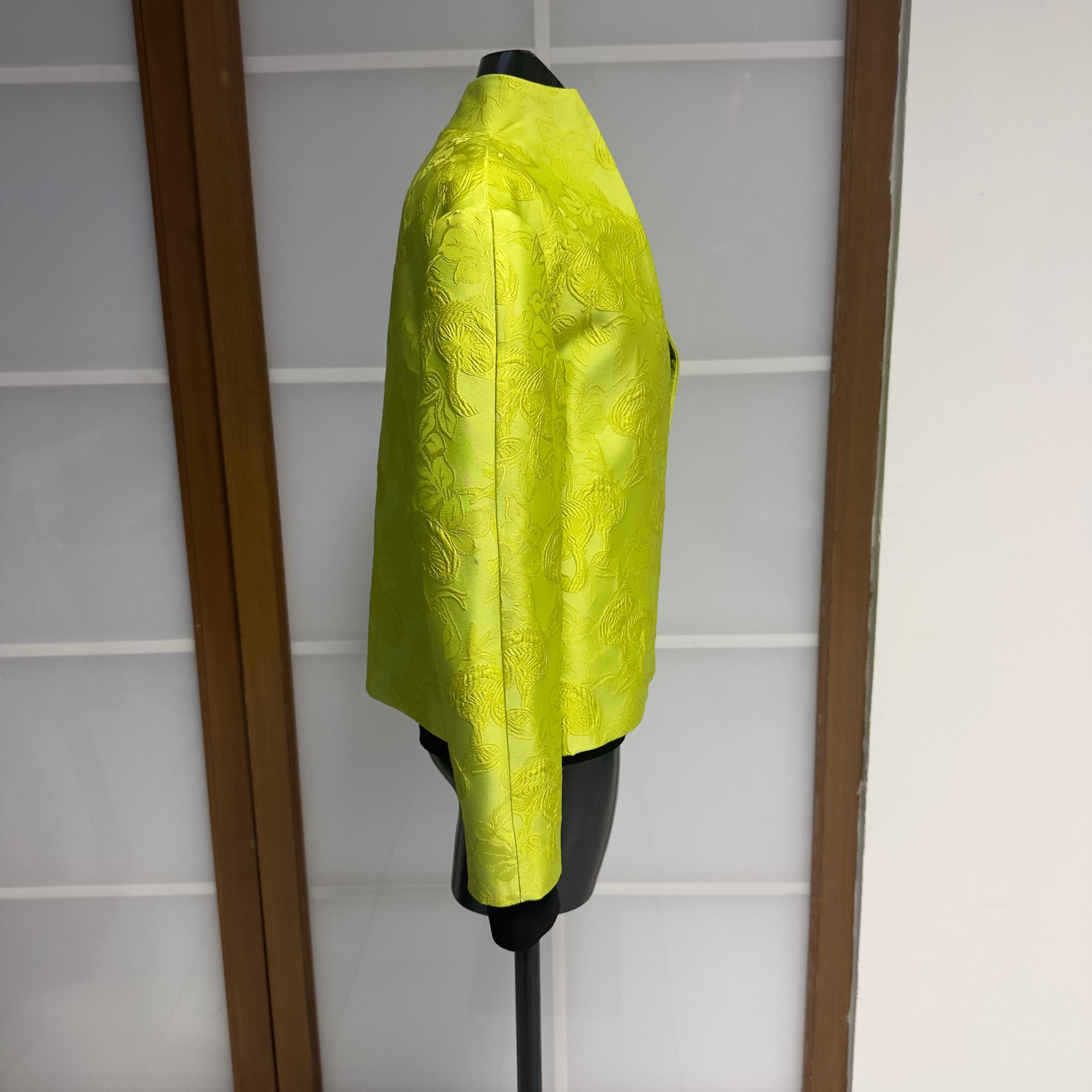 Iconic Del Core signature structured jacket, made in Italy from a precious lime-colored technical brocade fabric with a three-dimensional floral pattern.
The model, from the Fall/Winter 2021 collection, perfectly represents the language of the