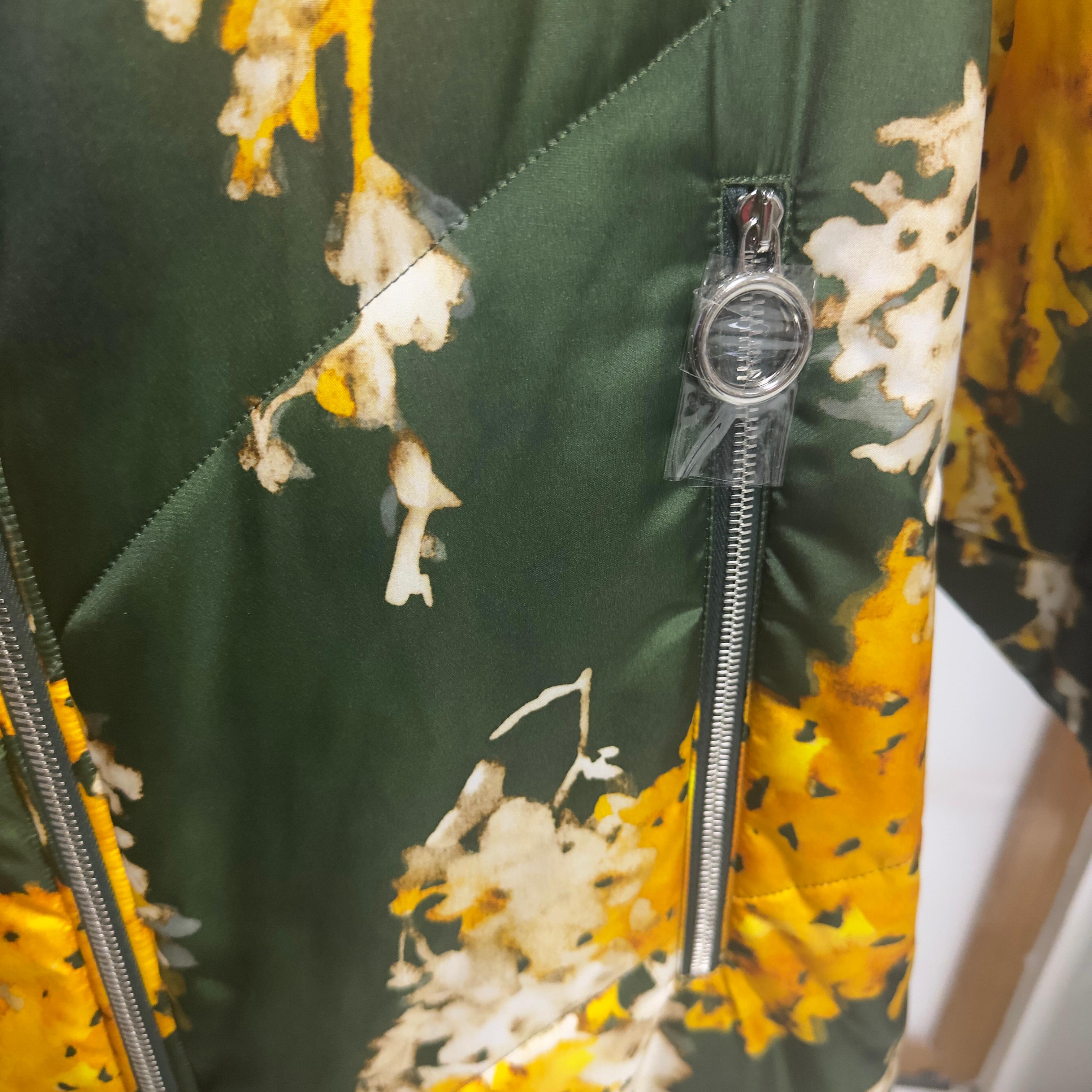 Donna Del Core Piumino Over a Fiori , Modello Maxi con Cappuccio – FW2022 in vendita