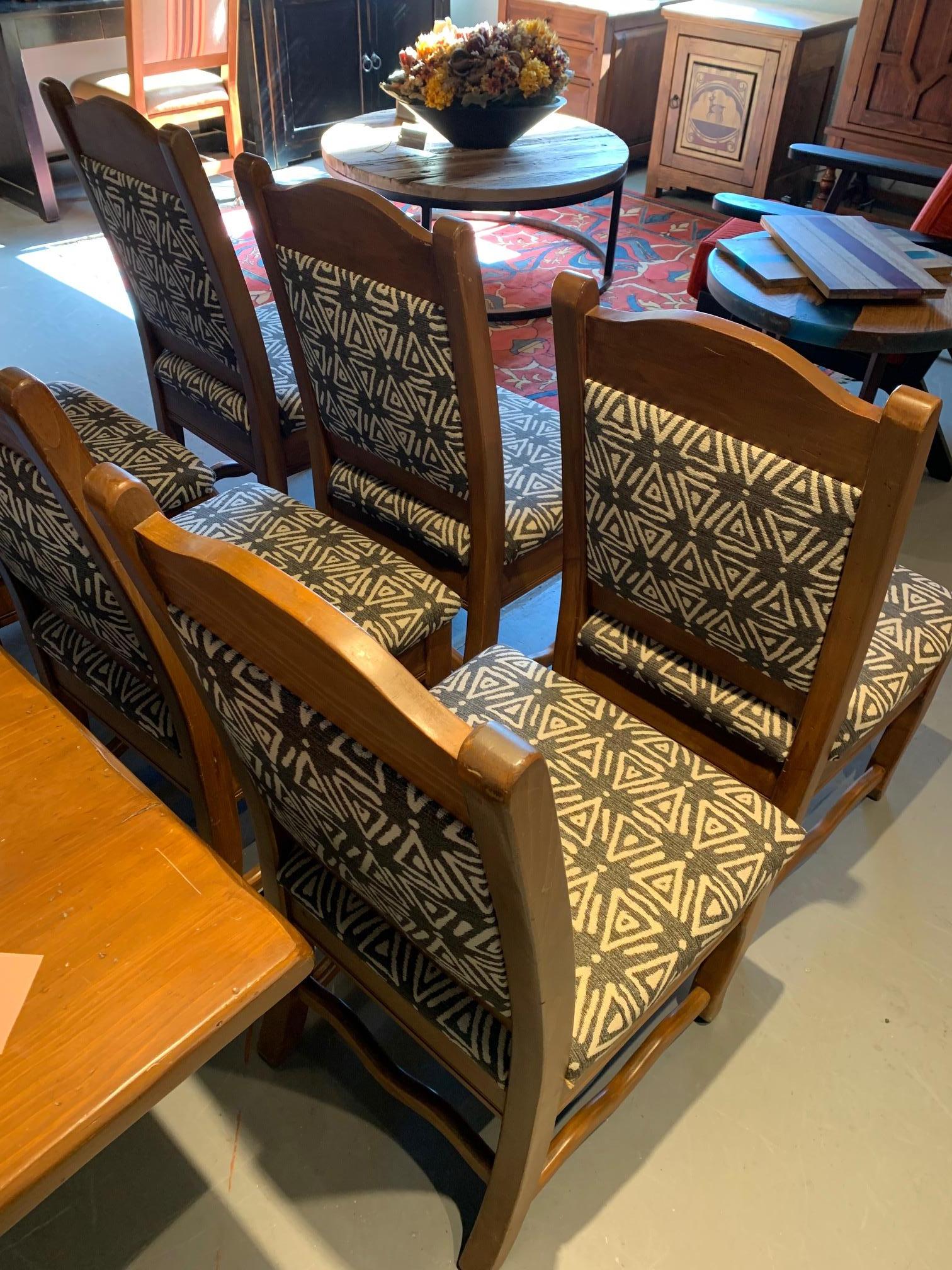 Ensemble de 6 chaises de salle à manger Del Marli. Il s'agit de modèles d'exposition qui présentent des signes d'utilisation. Détails sculptés à la main et entièrement rembourrés.

Complétez l'ensemble avec le double guéridon Custom. Disponible sur