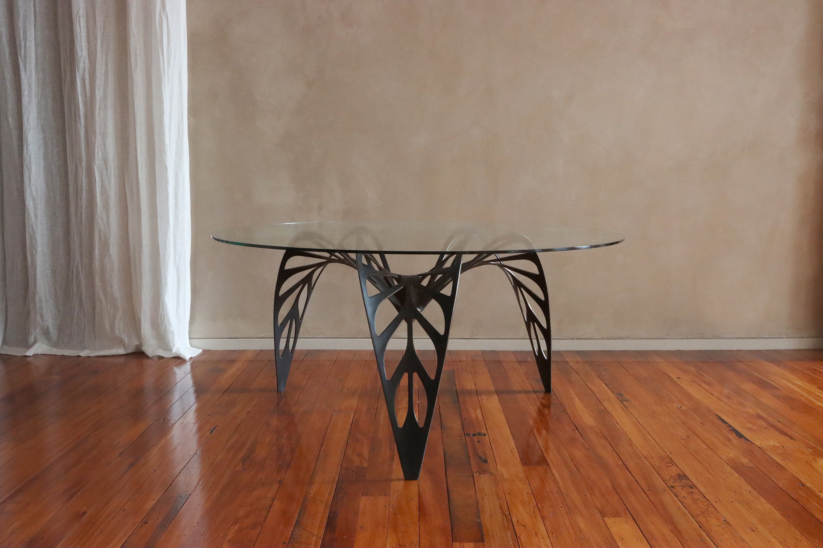 Diseñada con la intención de traer el exterior al interior, la Mesa Del evoca nuestro entorno natural, en este caso, versiones abstractas de hojas de la Monstera Deliciosa.

La Mesa Del ilustra una visión creativa de tomar prestados elementos de la