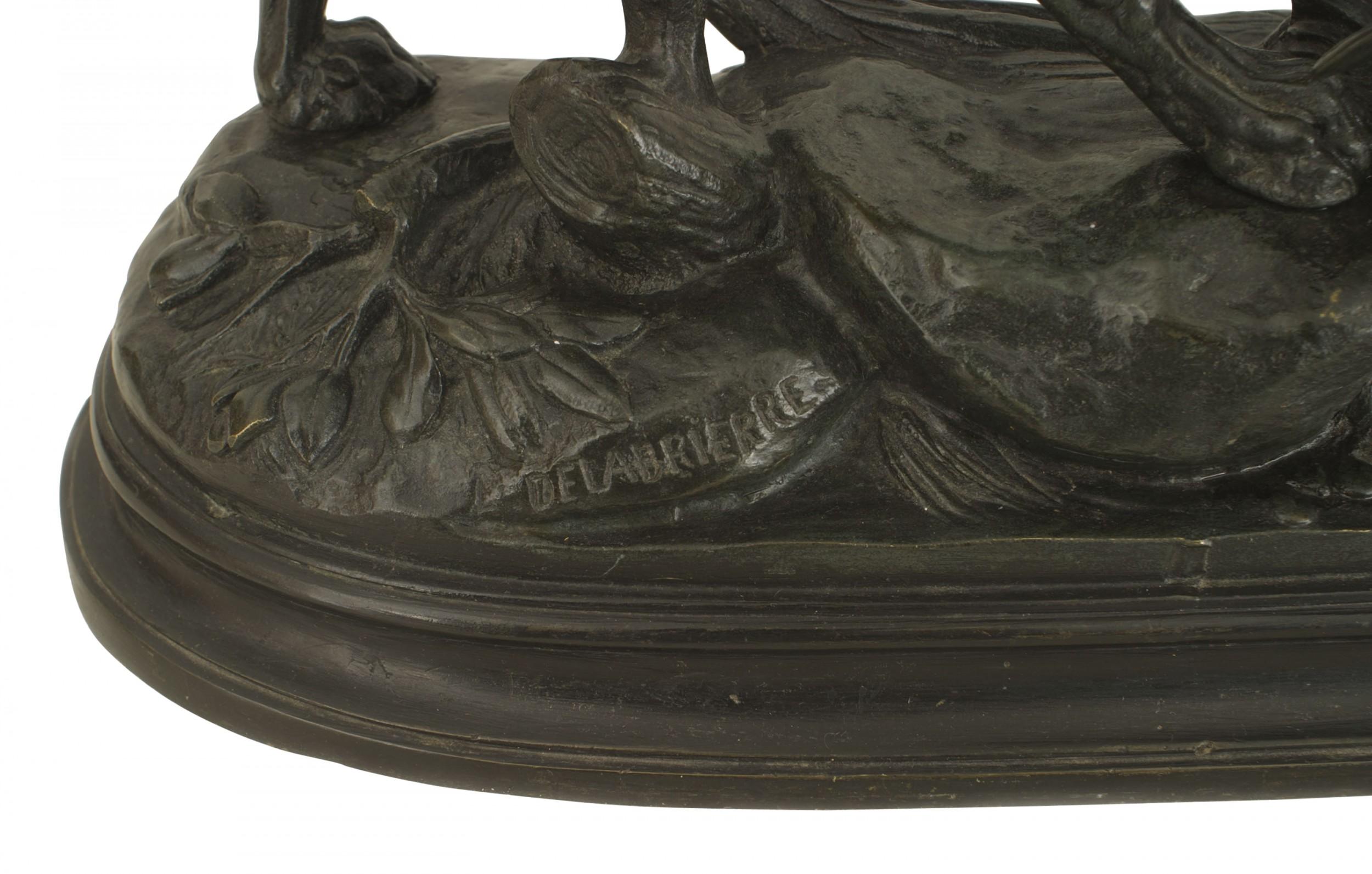 Figura victoriana francesa de bronce de (perro) cobrador con una agachadiza de pie sobre base ovalada (Delabrierre)