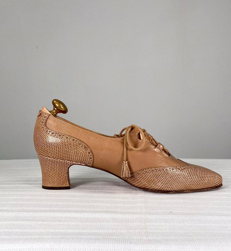 Delage Paris - Chaussures à talons épais avec lacets en cuir et lézard brun  clair, taille 39 1/2 En vente sur 1stDibs