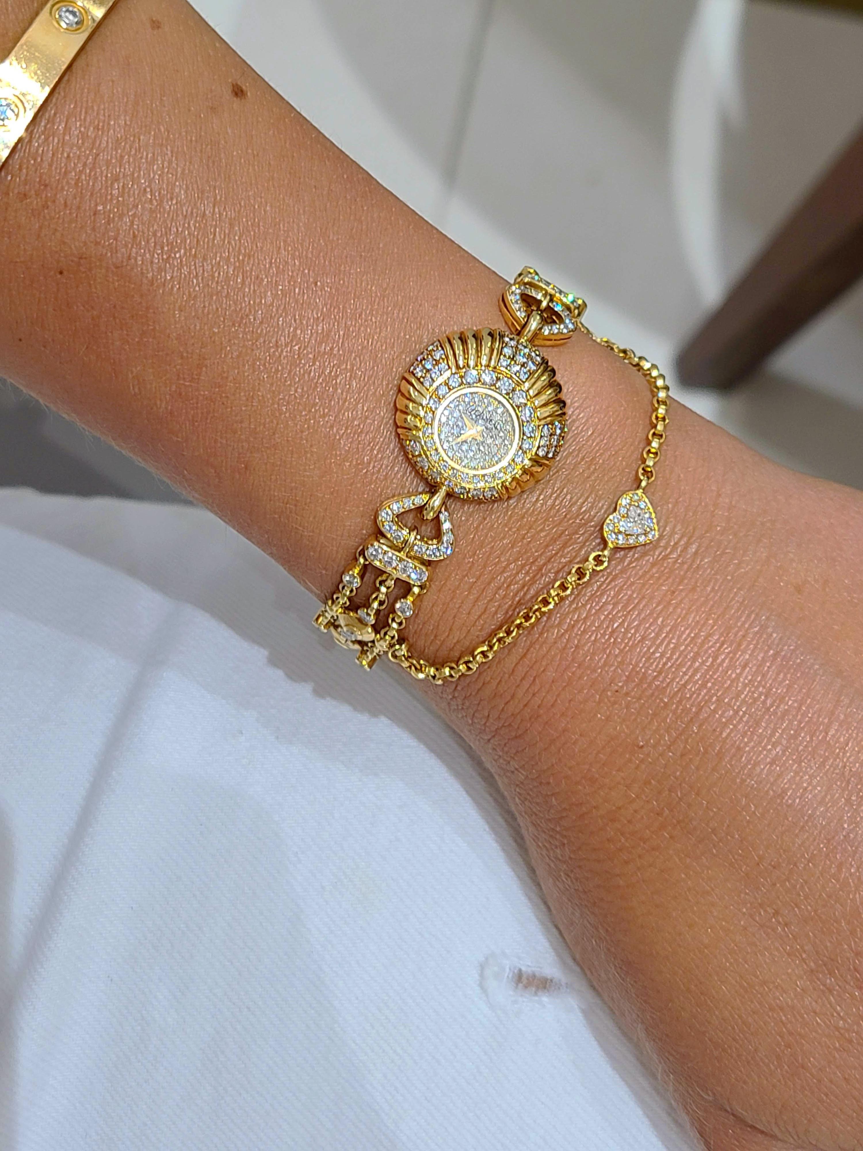 DeLaneau wurde 1949 von einer Frau in der Schweiz gegründet. Sie sind eine der ersten Uhrenfirmen, die ihre gesamte Kollektion den Damenuhren gewidmet haben.
Das Zifferblatt dieser Uhr aus 18 Karat Gelbgold ist mit eingefassten Diamanten besetzt.