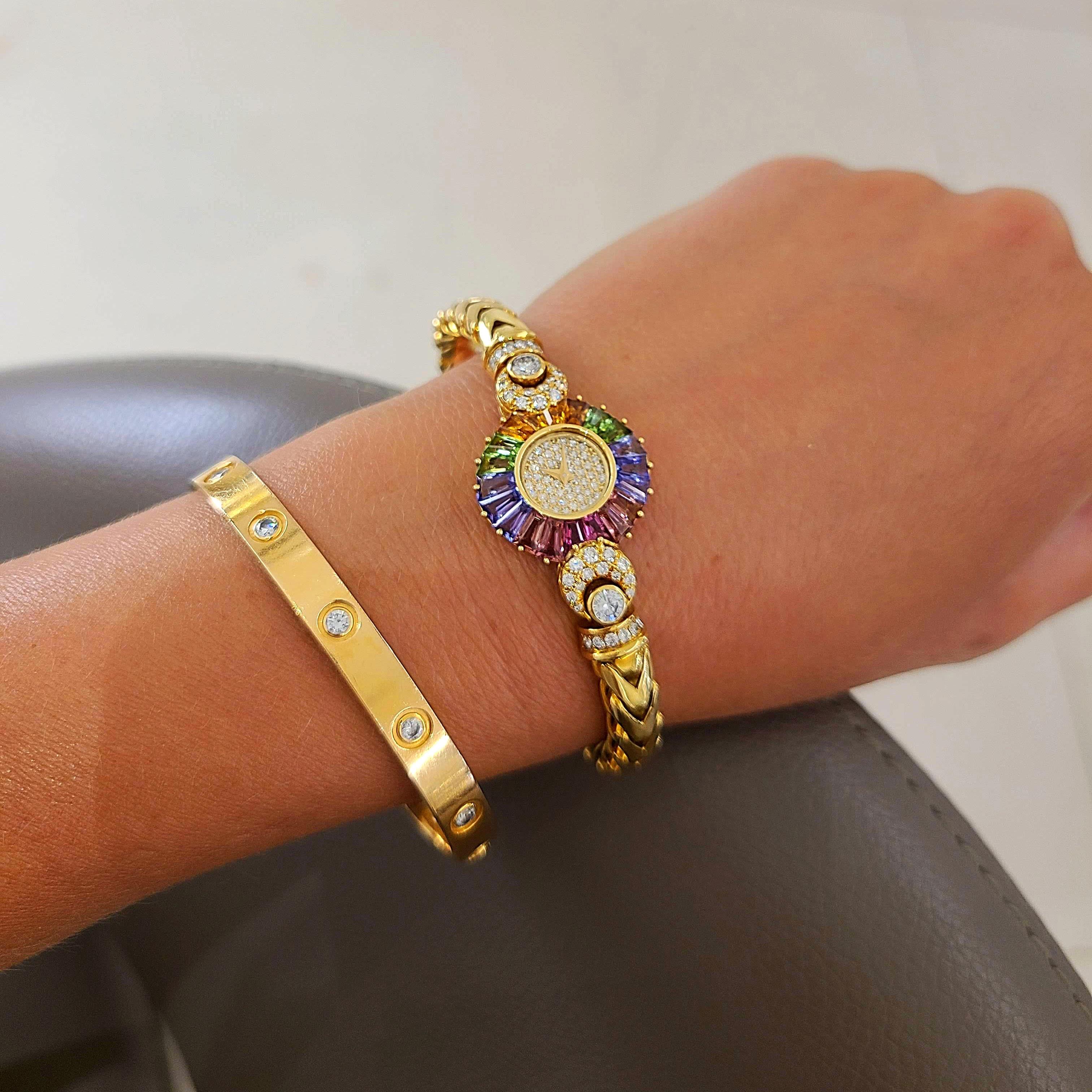 DeLaneau wurde 1949 von einer Frau in der Schweiz gegründet.  Sie sind eine der ersten Uhrenfirmen, die ihre gesamte Kollektion den Damenuhren gewidmet haben.
Das Zifferblatt dieser Uhr aus 18 Karat Gelbgold ist mit Diamanten besetzt. Die Lünette