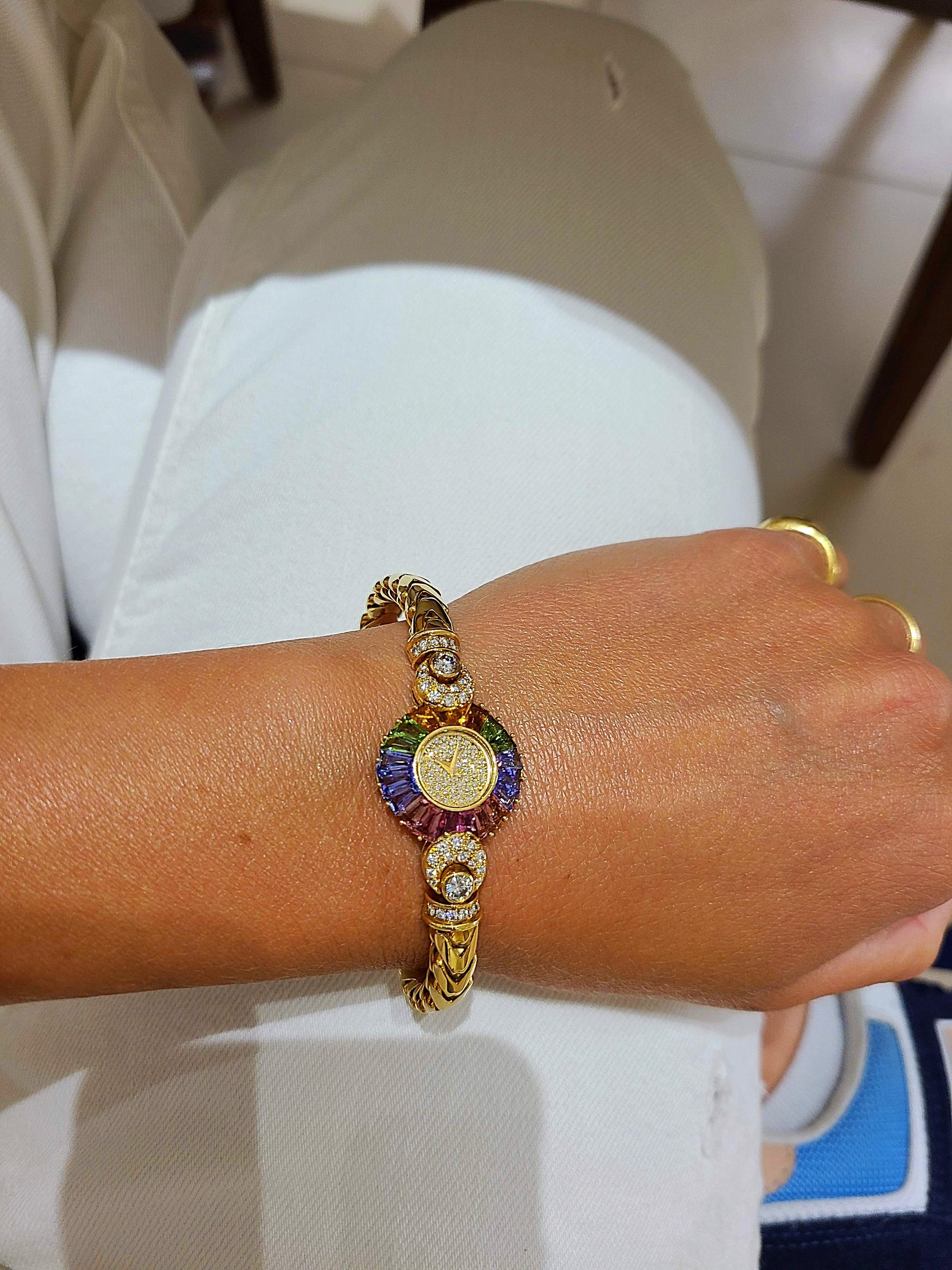 Contemporain Montre-bracelet DeLaneau en or jaune 18 carats, diamants et saphirs multicolores en vente