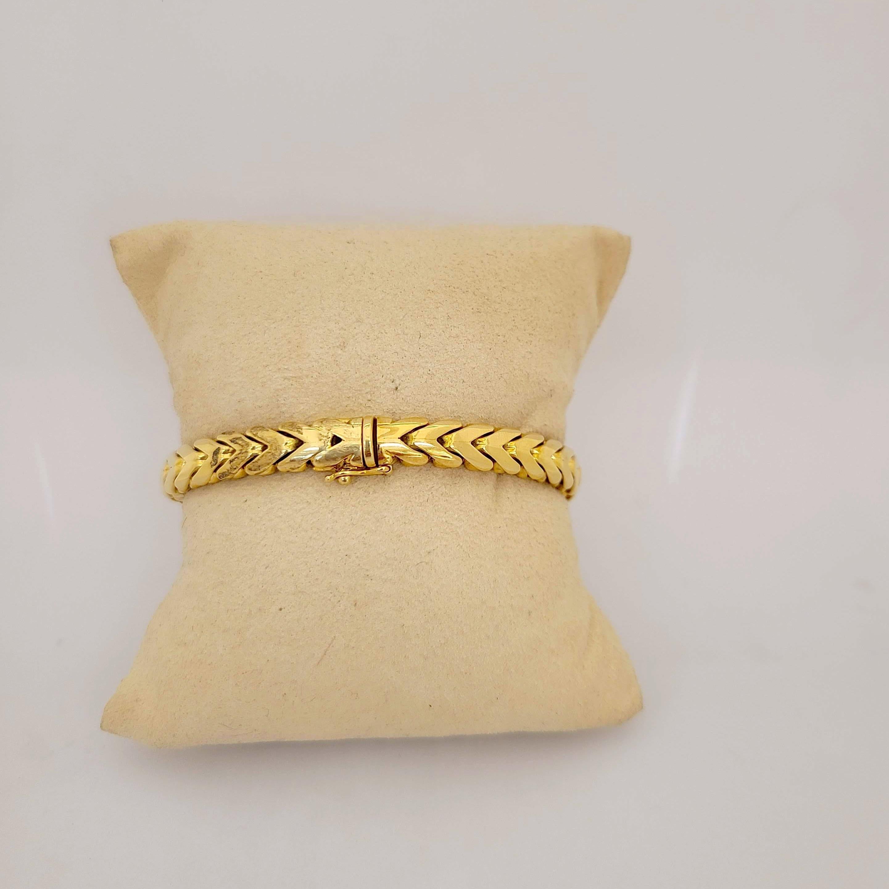 DeLaneau Armbanduhr aus 18 Karat Gelbgold mit Diamanten und mehrfarbigen Saphiren (Baguetteschliff) im Angebot