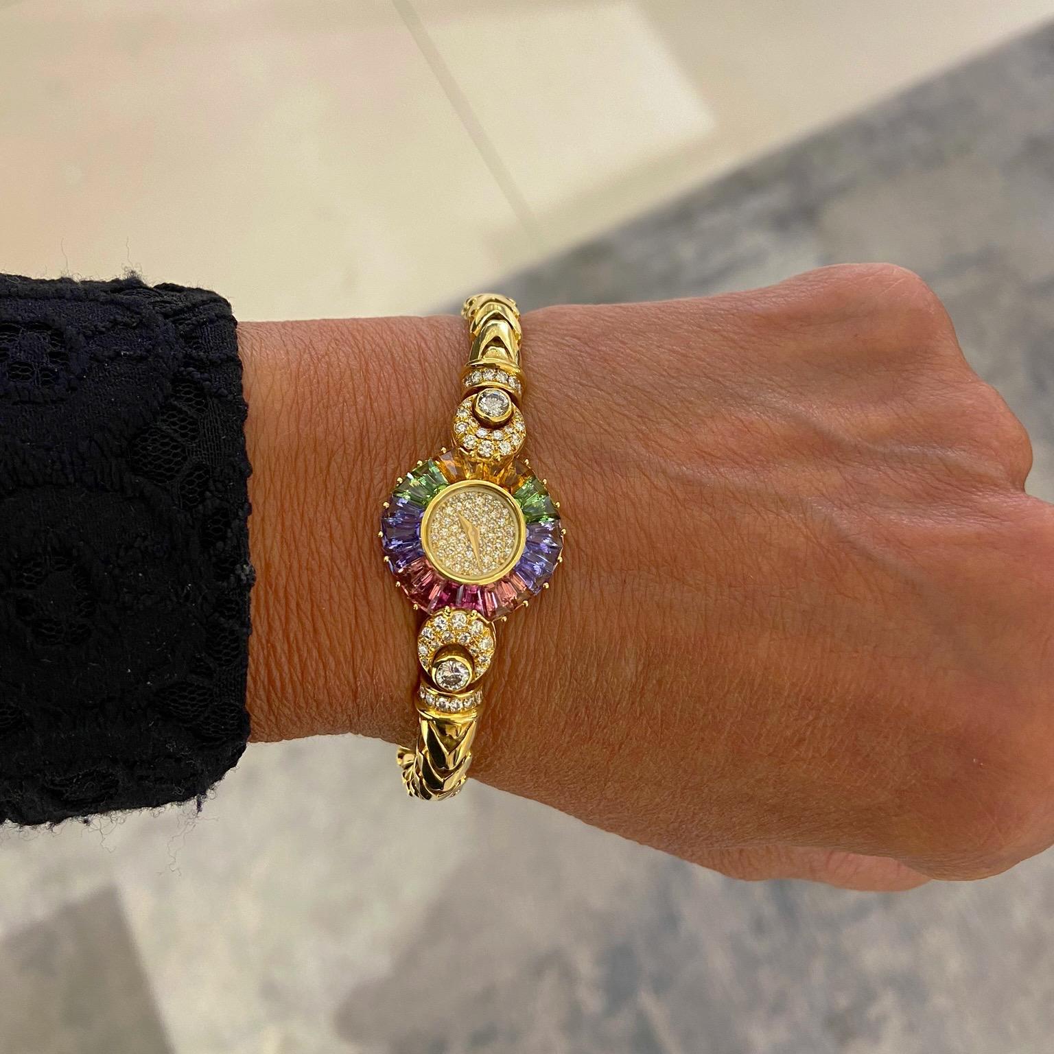 DeLaneau Armbanduhr aus 18 Karat Gelbgold mit Diamanten und mehrfarbigen Saphiren im Zustand „Neu“ im Angebot in New York, NY