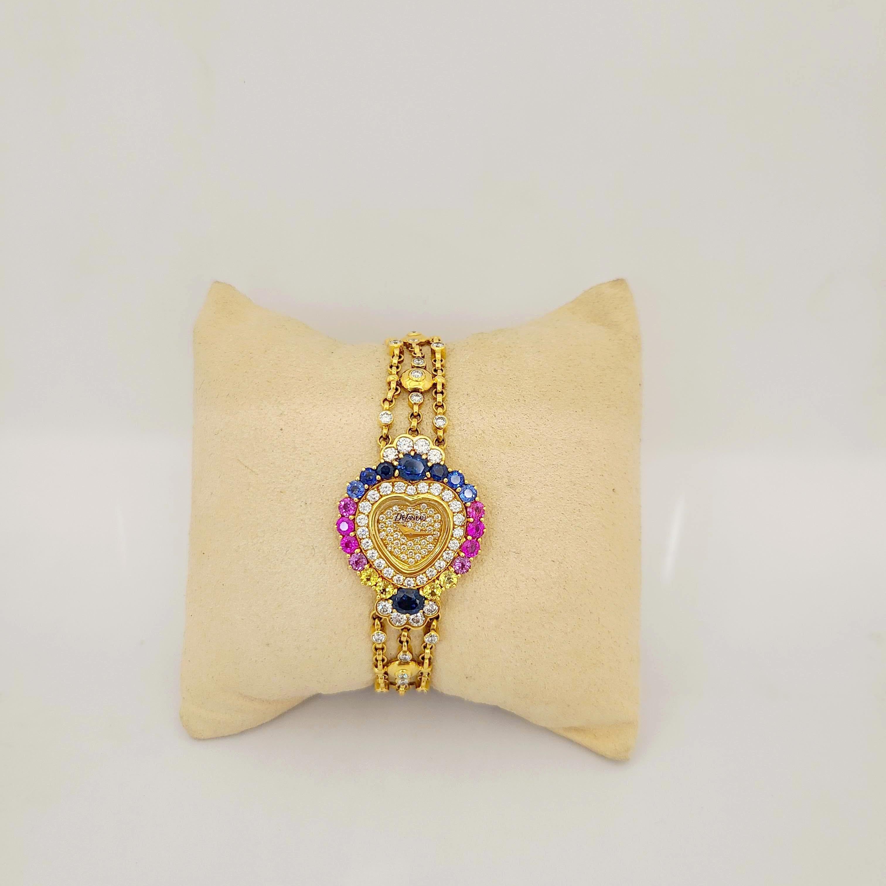 DeLaneau wurde 1949 von einer Frau in der Schweiz gegründet.  Sie sind eine der ersten Uhrenfirmen, die ihre gesamte Kollektion den Damenuhren widmen.
Das Zifferblatt dieser herzförmigen Uhr aus 18 Karat Gelbgold ist mit Diamanten in Pflasterform
