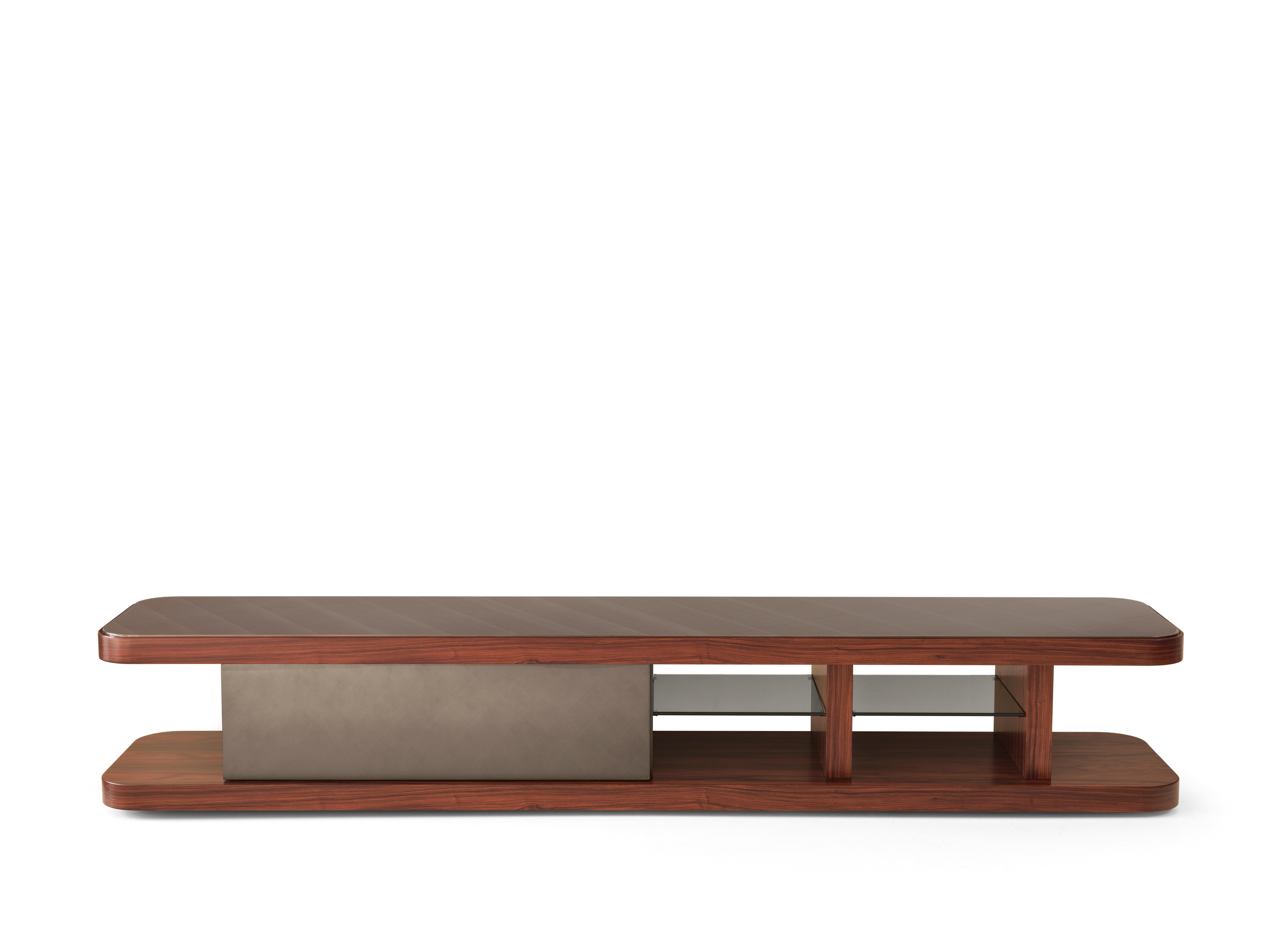 Mobile TV Delano 5045 di Redeco
Dimensioni: L 250 x P 50 x H 42 cm
Materiali: Struttura in mdf e mdf alleggerito. Una porta scorrevole. Quattro ripiani in vetro color bronzo. 

ReDéco è un'azienda davvero solida, capace di costruire e creare arredi,