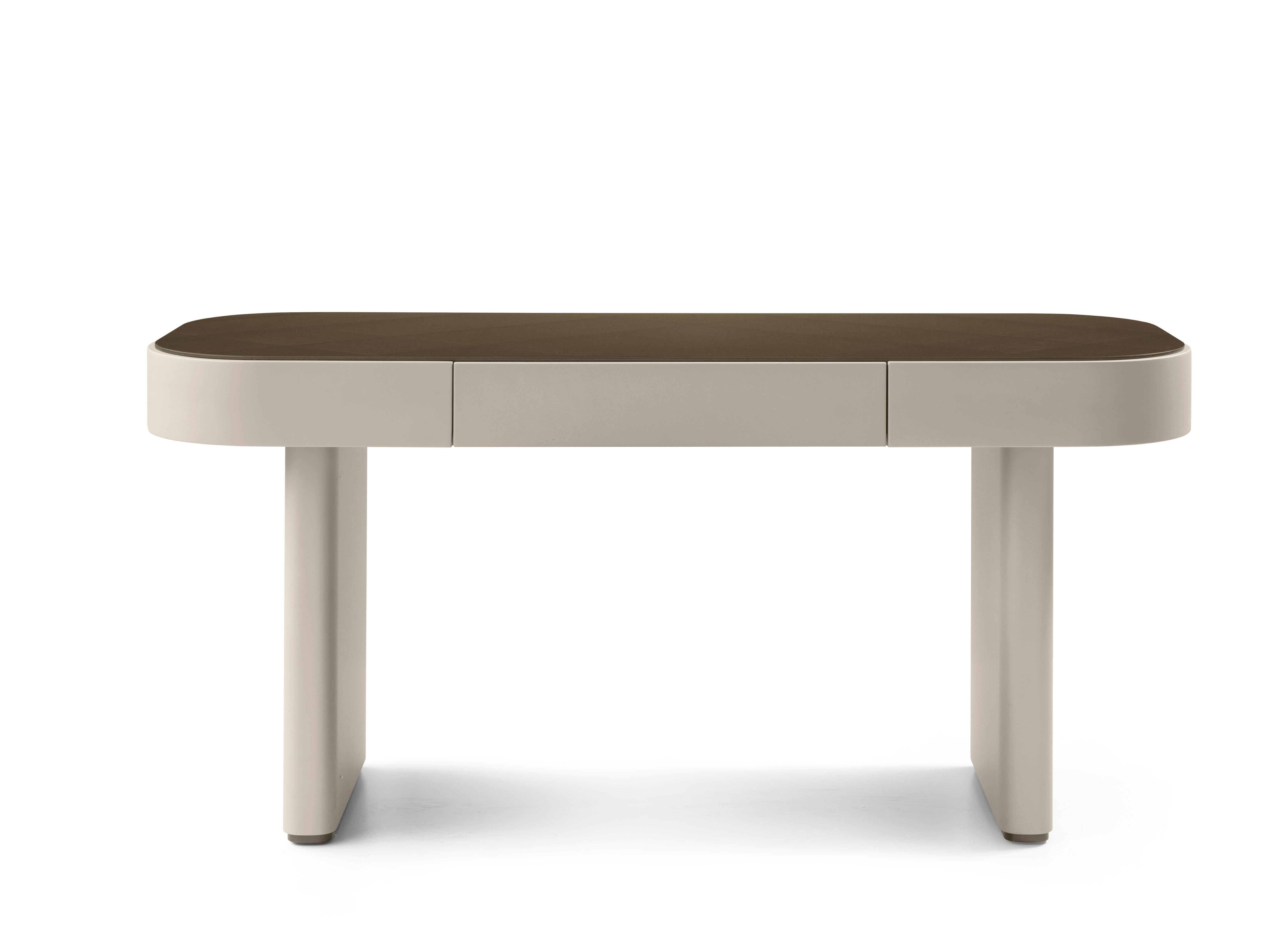 Bureau Delano 5064 de Redeco
Dimensions : L 160 x D 60 x H 77 cm
Matériaux : Mdf structure. Un tiroir à fermeture progressive, Structure en placage Palissandro Santos avec finition polyester mat. Plan intérieur en marbre Belvedere.

ReDéco est une